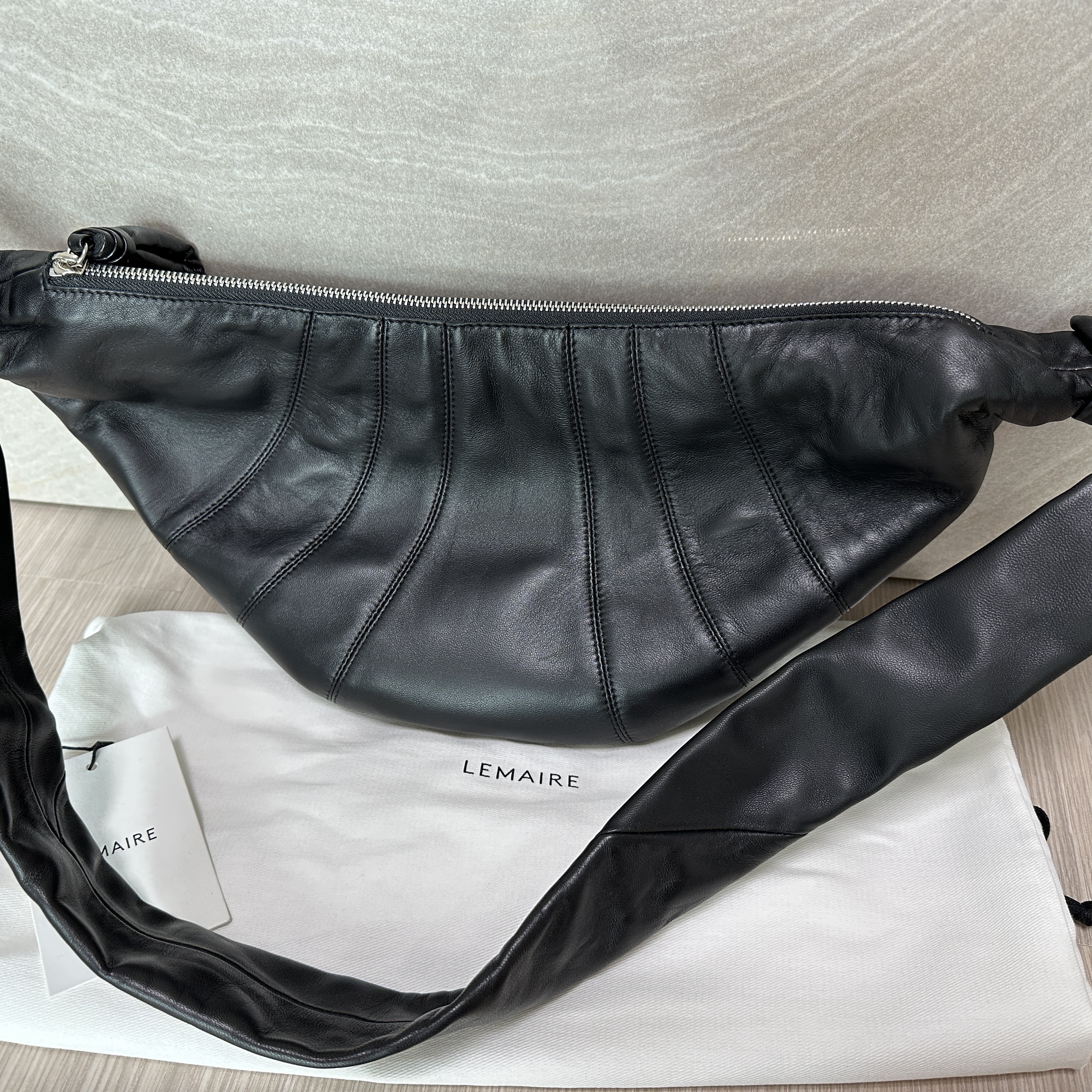 Lemaire Medium Croissant Bag Soft Nappa Leather Black 착용 스타일