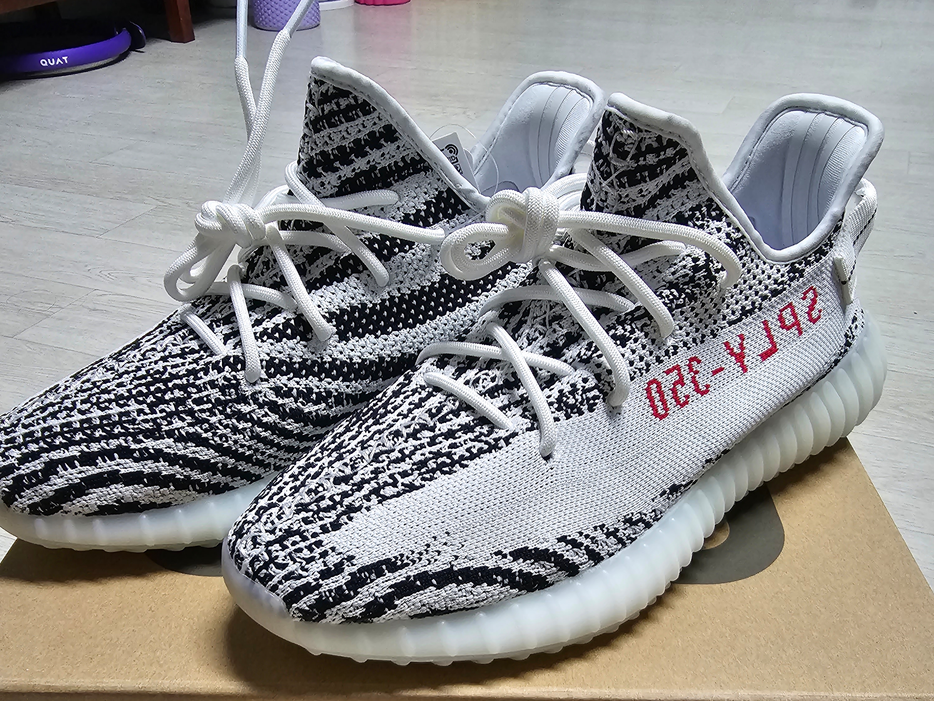 Adidas Yeezy Boost 350 V2 Zebra 2022/2023, Adidas Yeezy Boost 350 V2 Cream/Triple White 착용 스타일 - 2