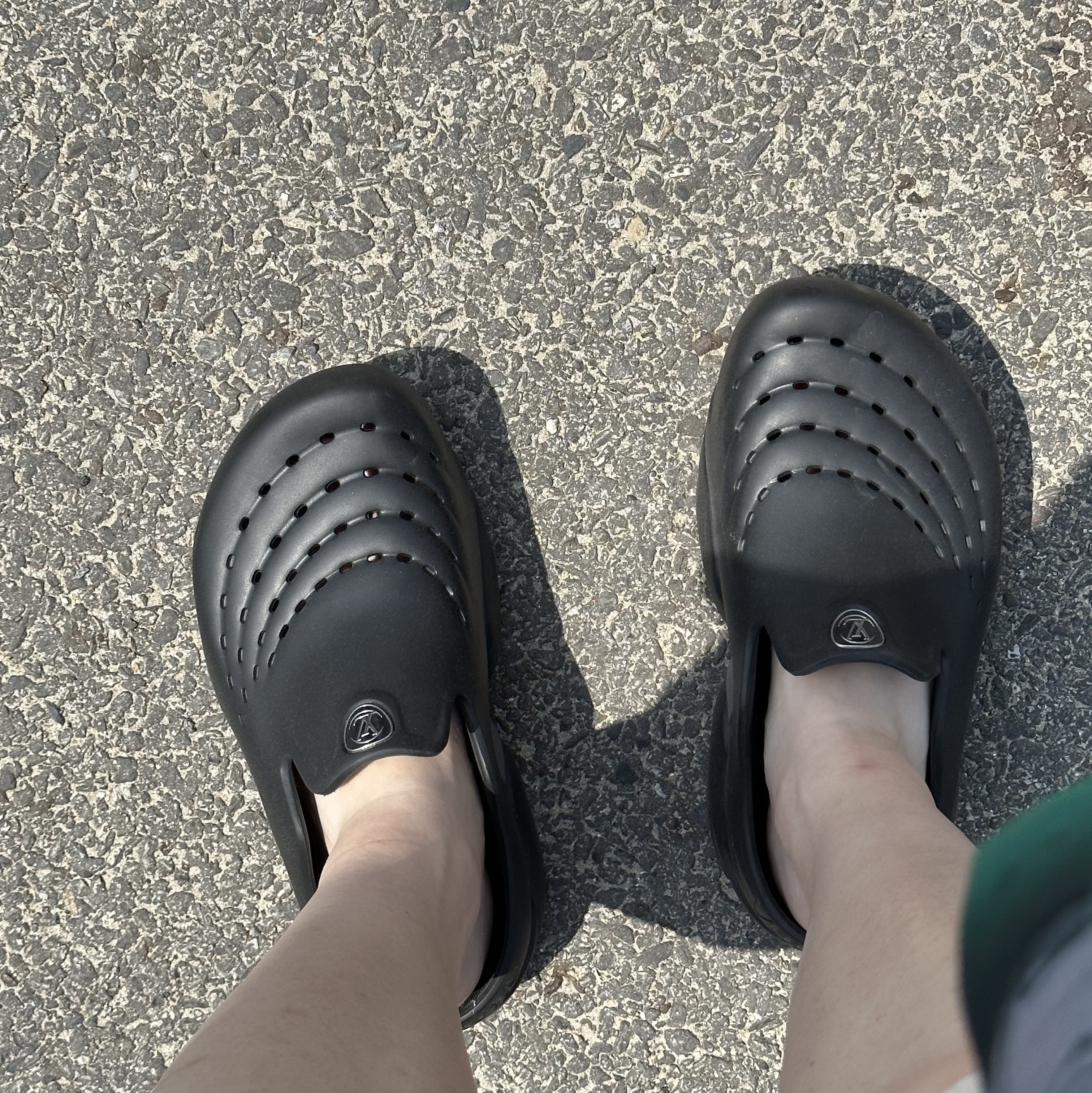 Louis Vuitton LV Shark Clog Black 착용 스타일