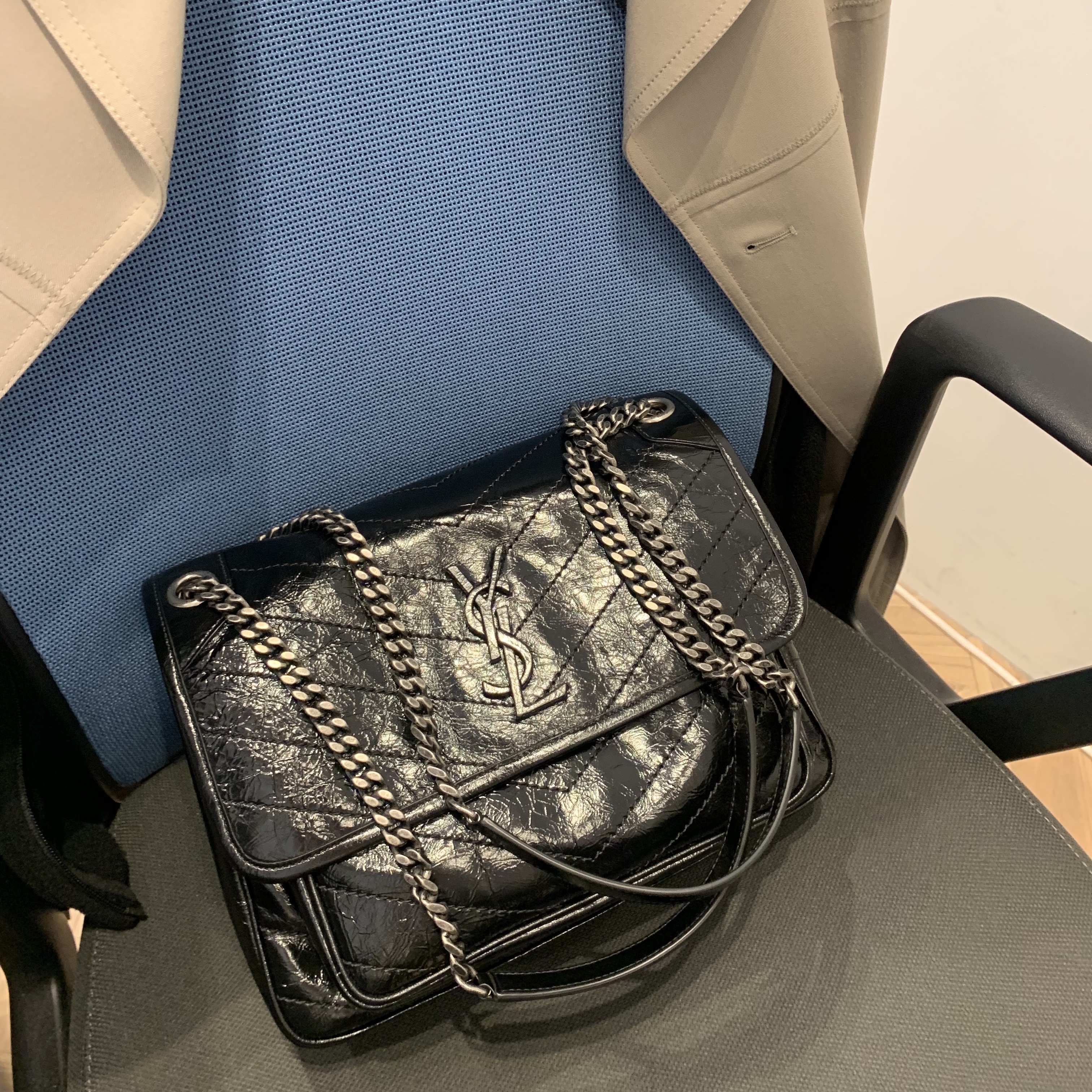 Saint Laurent Black Monogram Niki Medium Bag with Silver Chain Strap in Crinkled Vintage Leather Black 착용 스타일