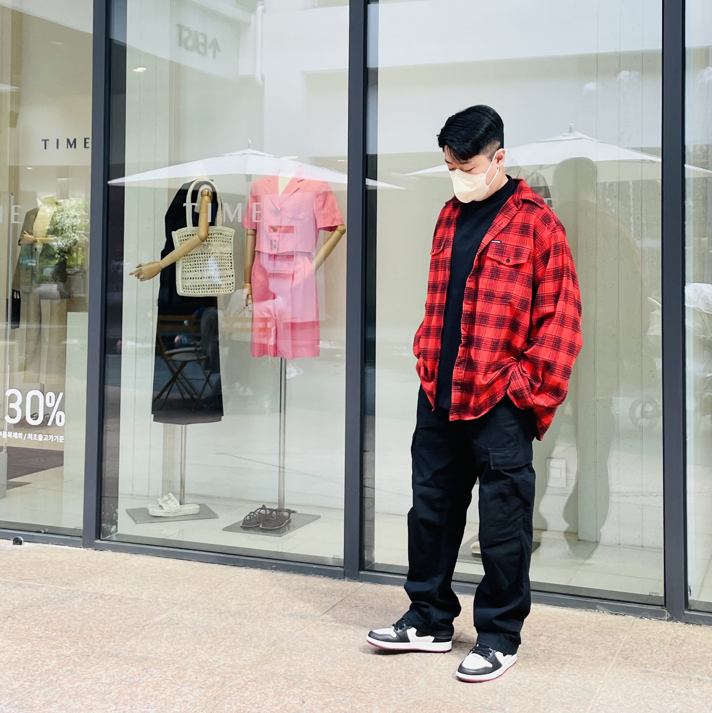 Jordan 1 Retro High Not for Resale Varsity Red, Balenciaga Trompe L'oeil Oversized Shirt Red 착용 스타일 - 1