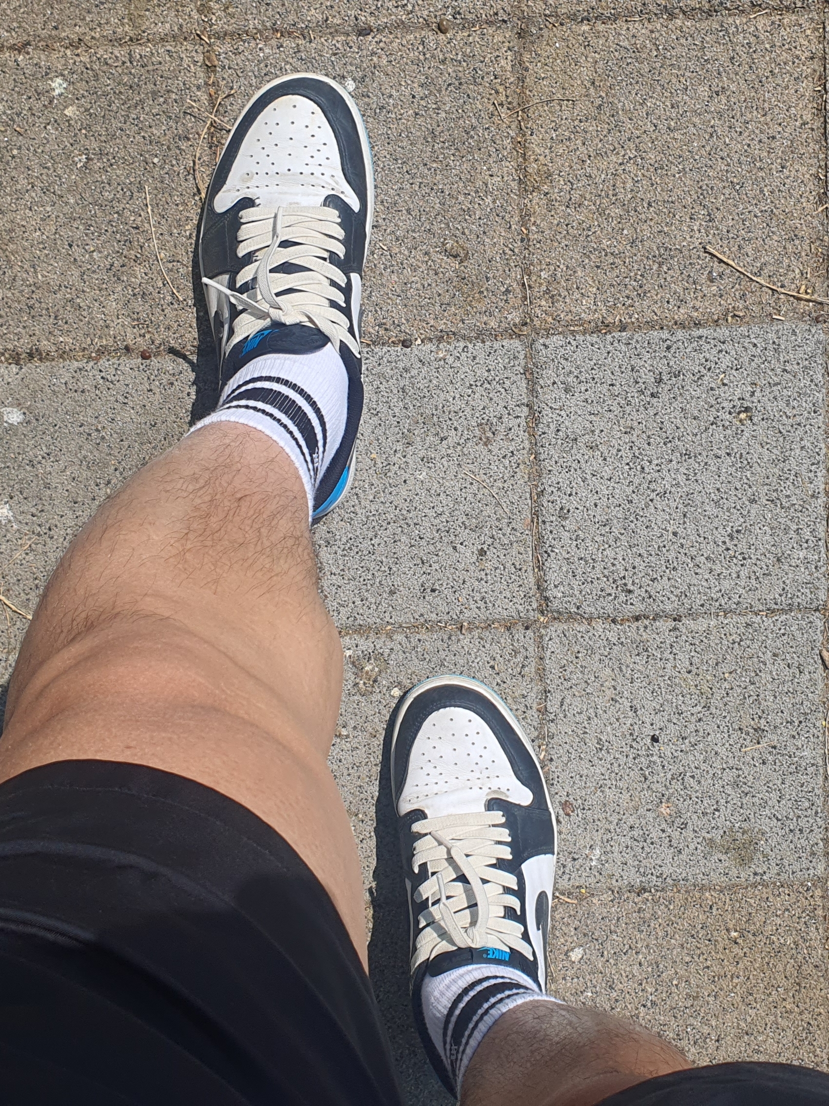 Jordan 1 Retro Low OG Black and Dark Powder Blue 착용 스타일