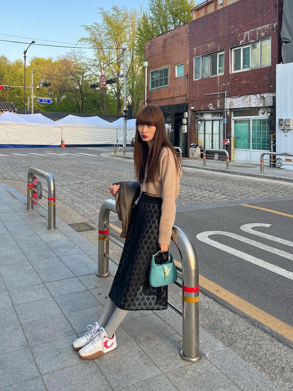 Gucci Jackie 1961 Mini Shoulder Bag Light Blue 착용 스타일