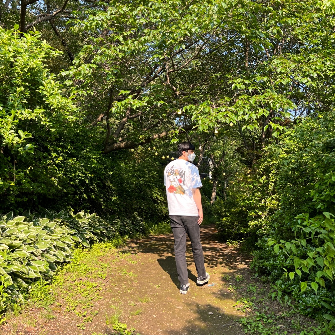 Stussy Withered Flower T-Shirt White 착용 스타일