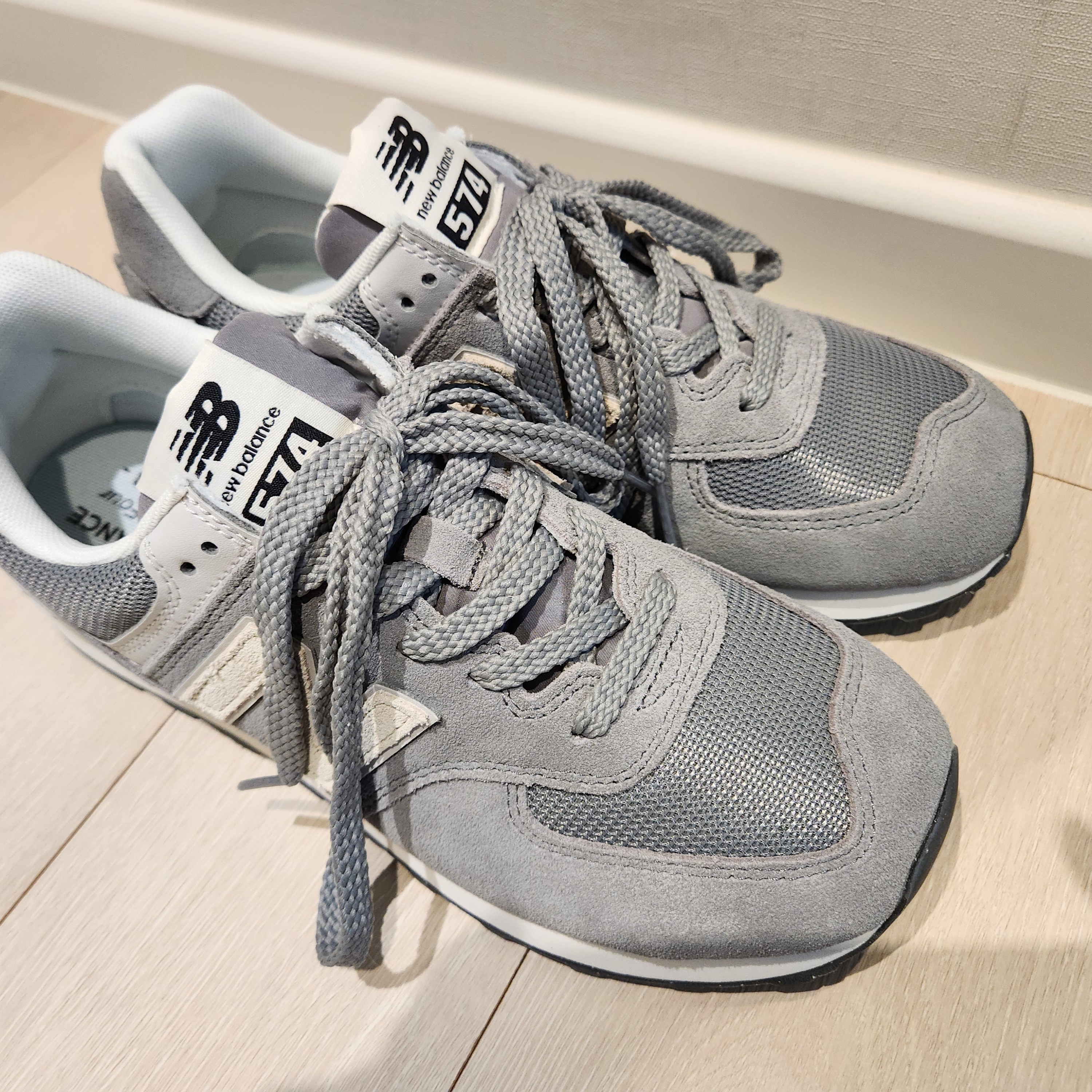 New Balance 574 Classics Reimagined Gray 착용 스타일 - 2