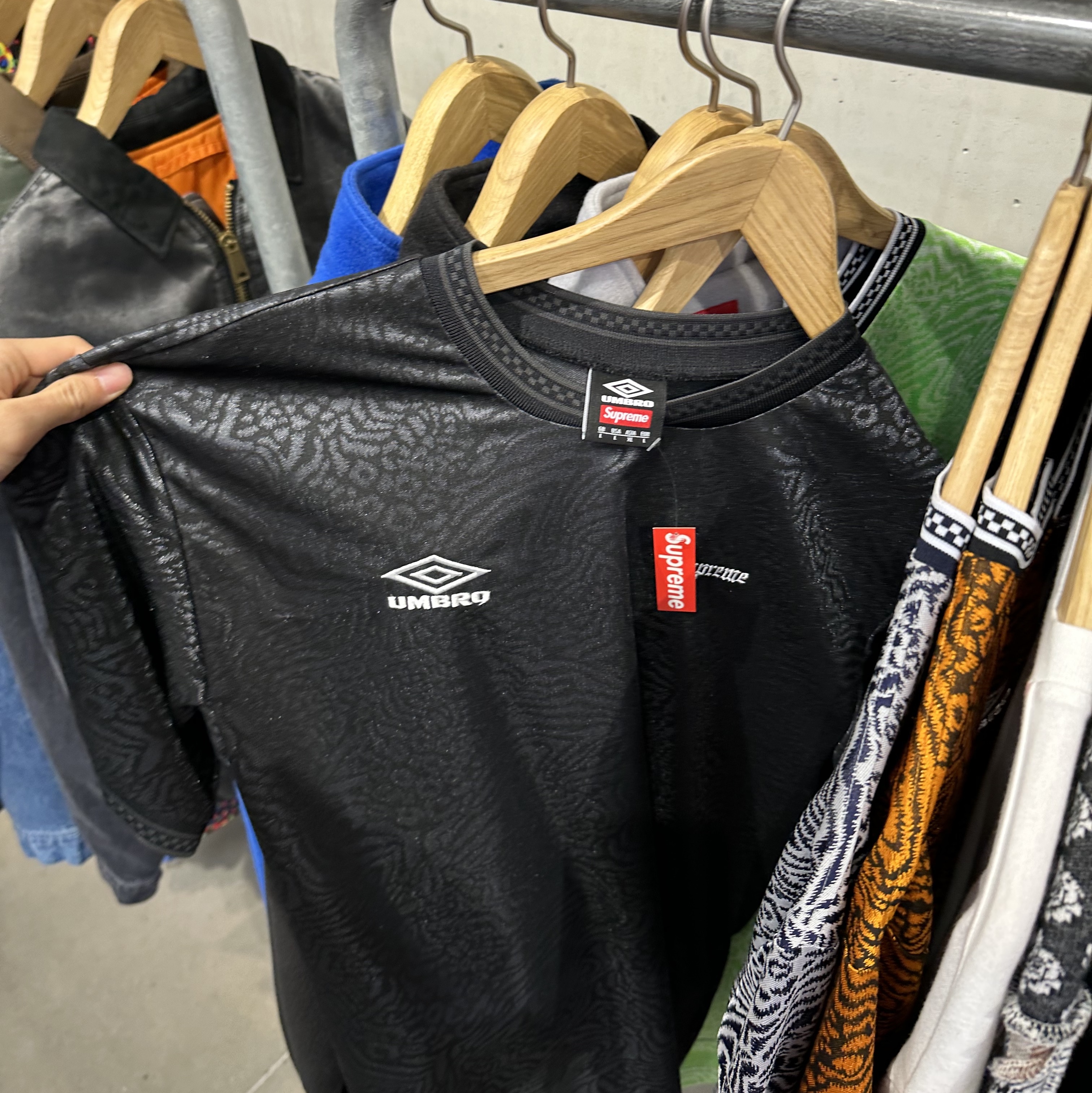 Supreme Canvas Tote Black, Supreme x Umbro Jacquard Animal Print Soccer Jersey Black - 23SS 착용 스타일 - 2