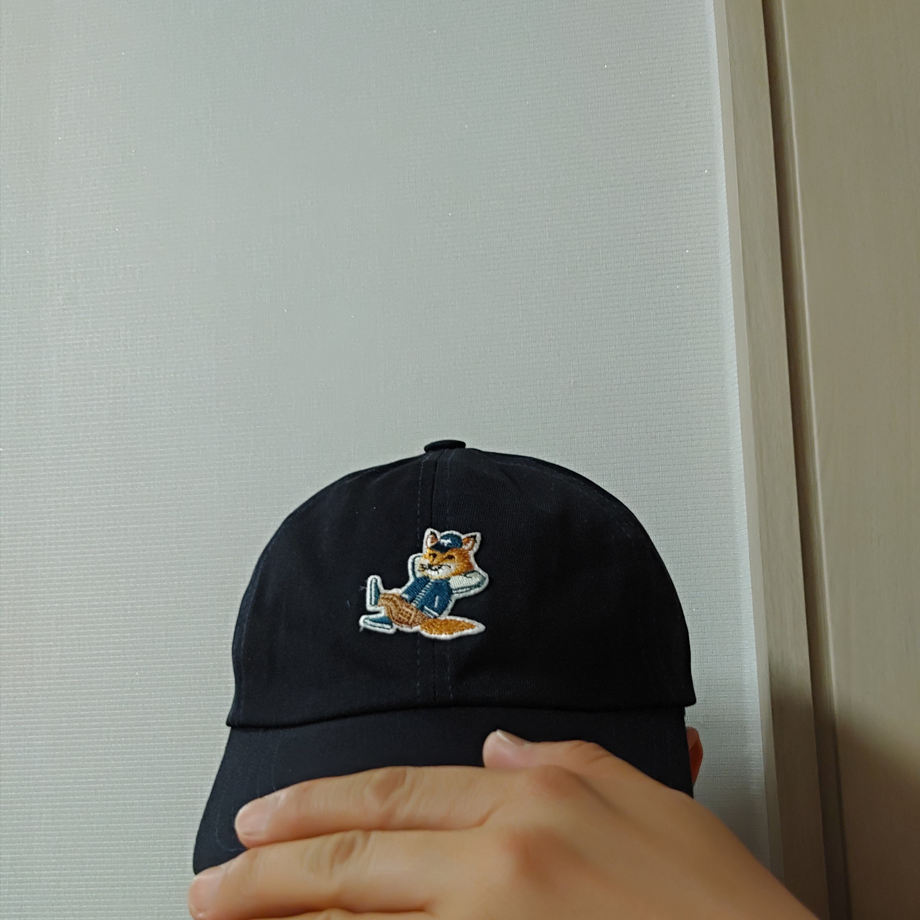 Maison Kitsune Dressed Fox 6P Cap Navy 착용 스타일