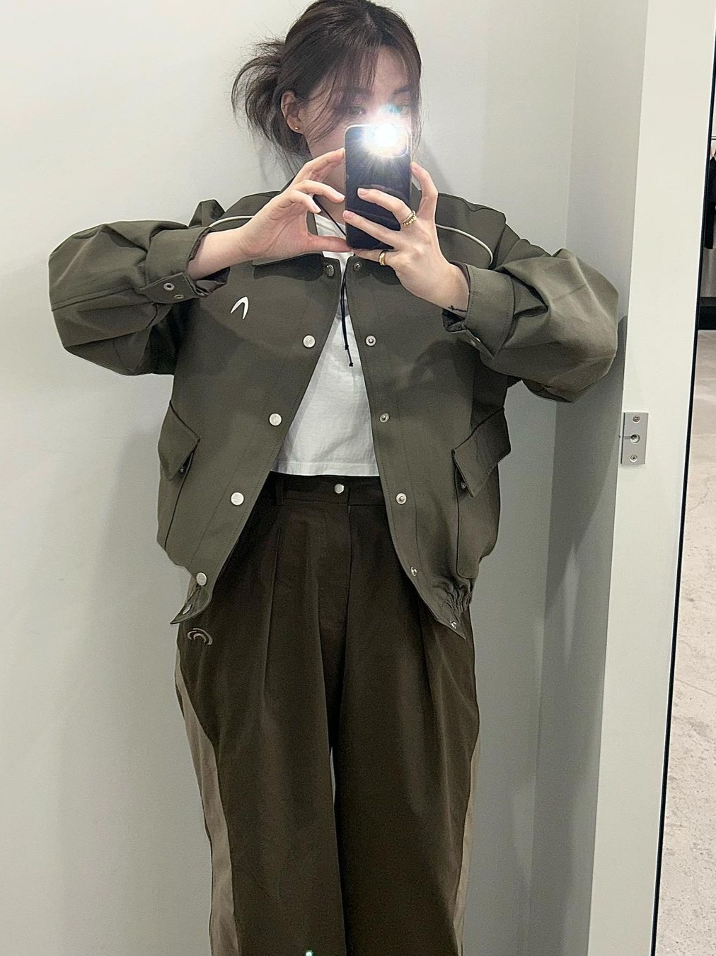 Art Of Field Round Colorway Pintuck Pants Khaki Brown 착용 스타일 - 2