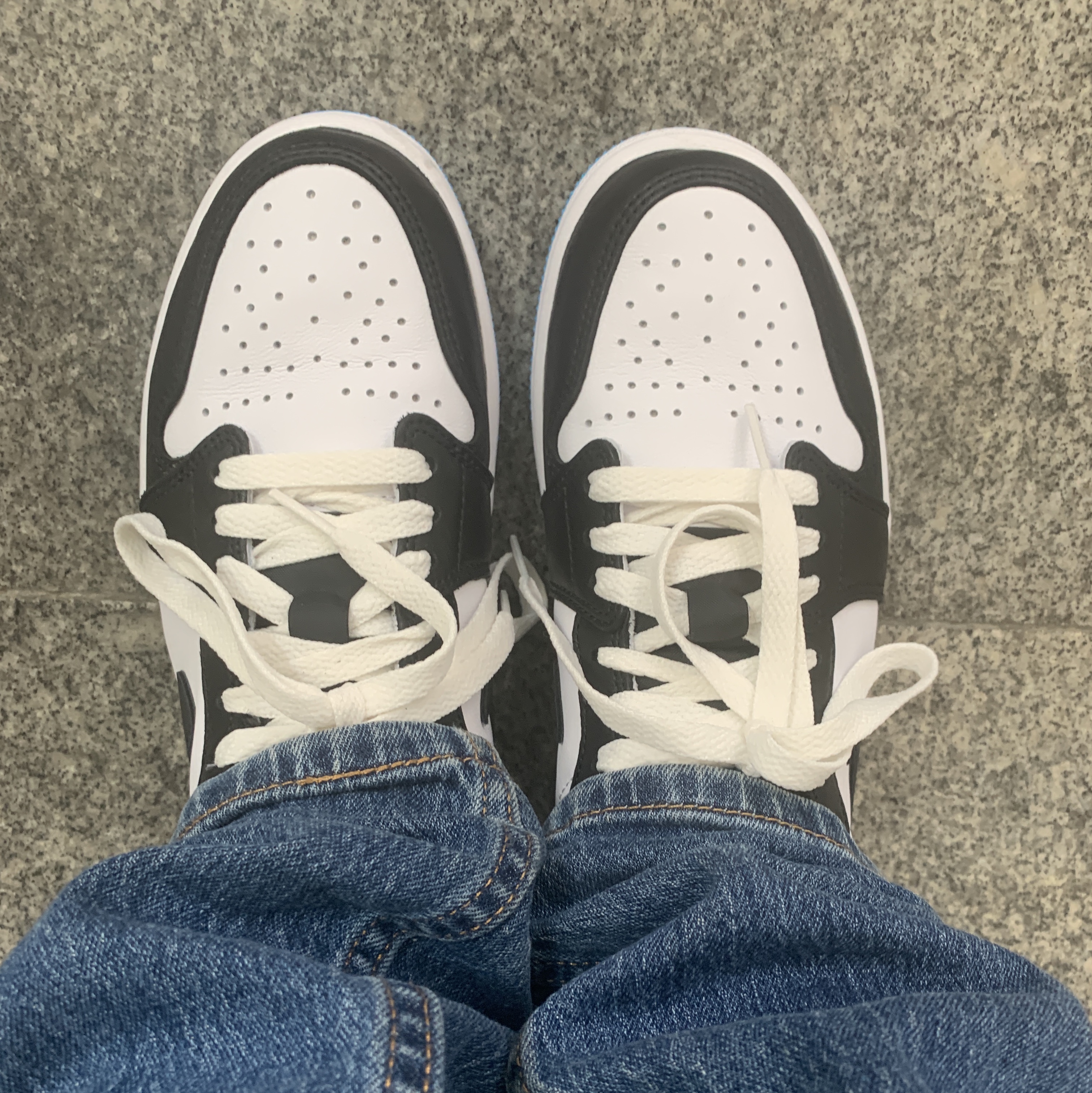 Jordan 1 Retro Low OG Black and Dark Powder Blue 착용 스타일