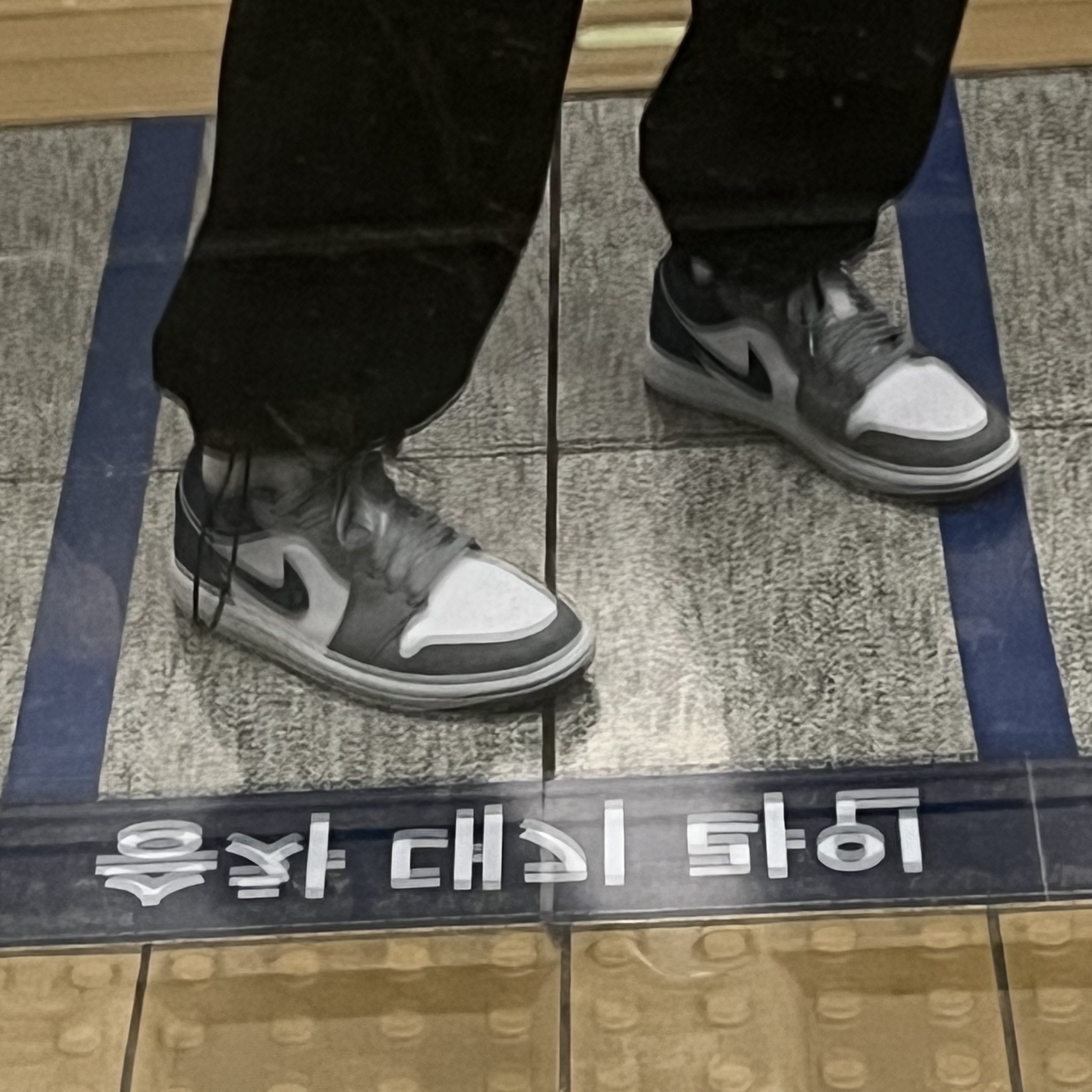 (W) 조던 1 로우 화이트 그레이 블루 착용 스타일 - 1