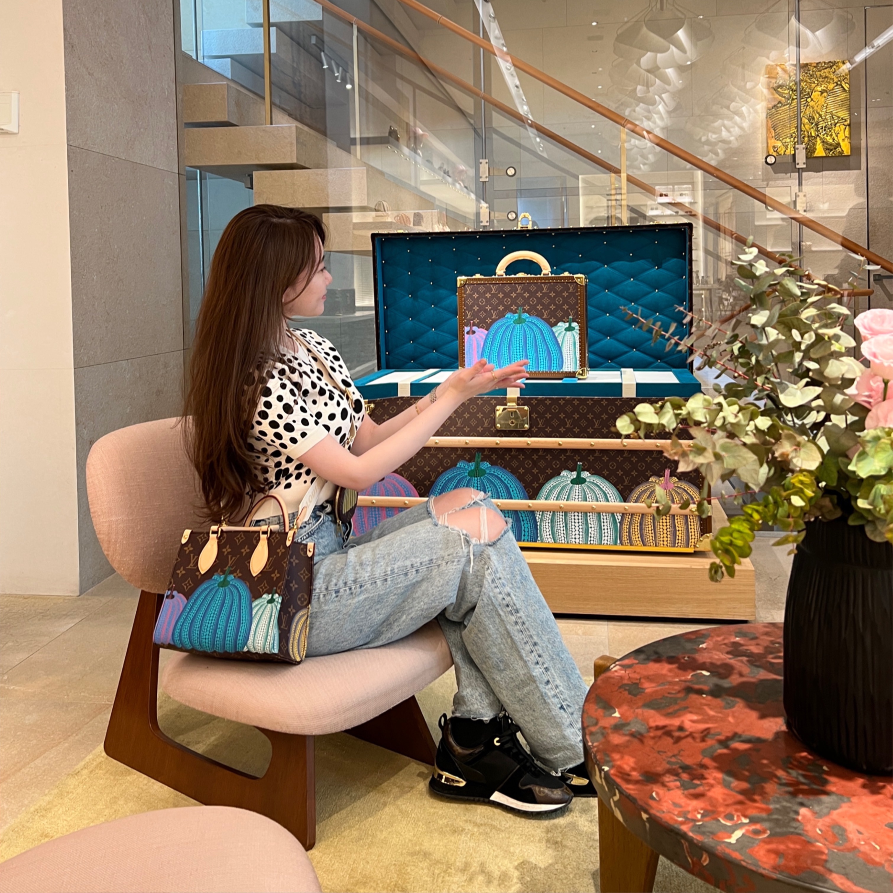 Louis Vuitton x YK Onthego PM Monogram 착용 스타일