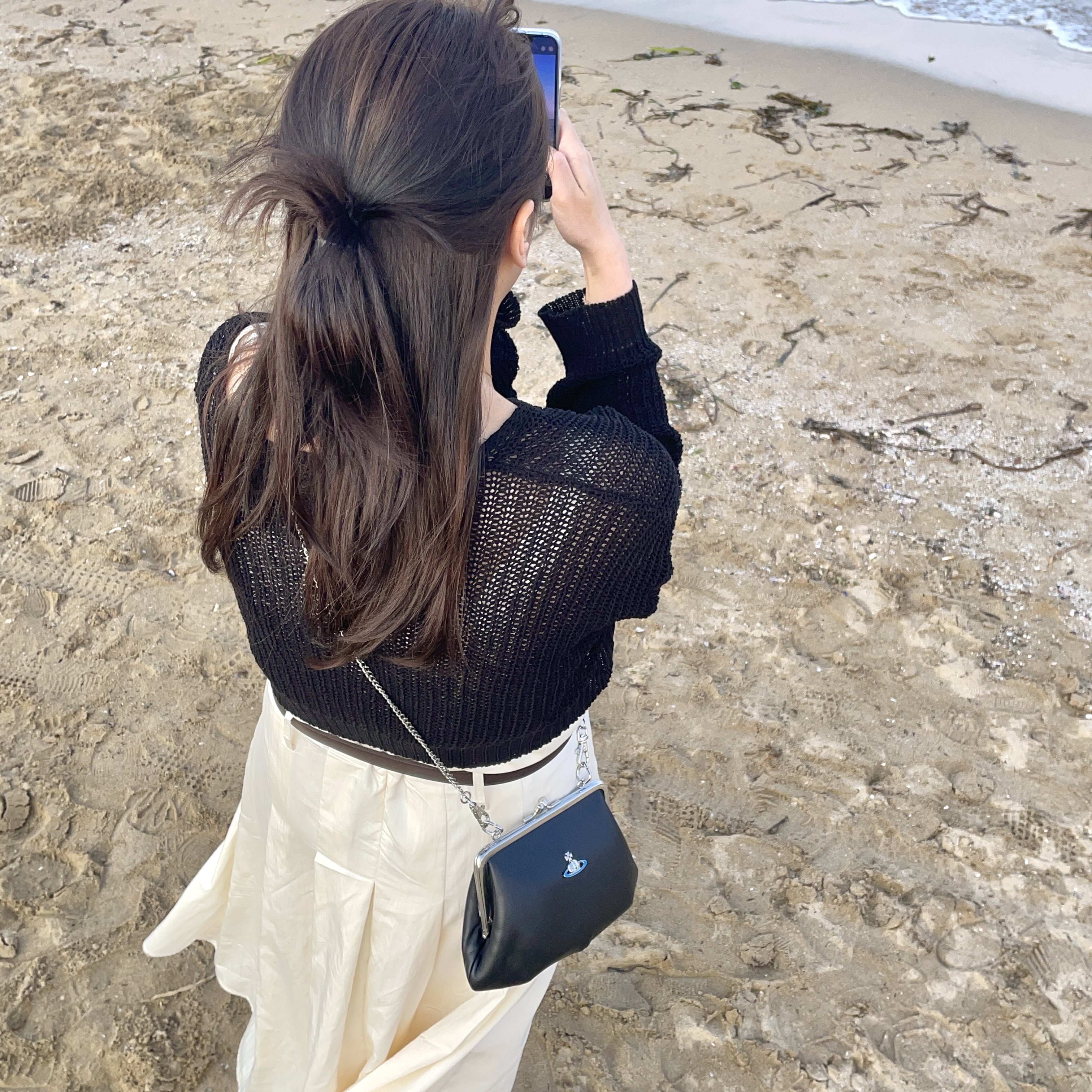 Vivienne Westwood Granny Frame Purse Black 착용 스타일