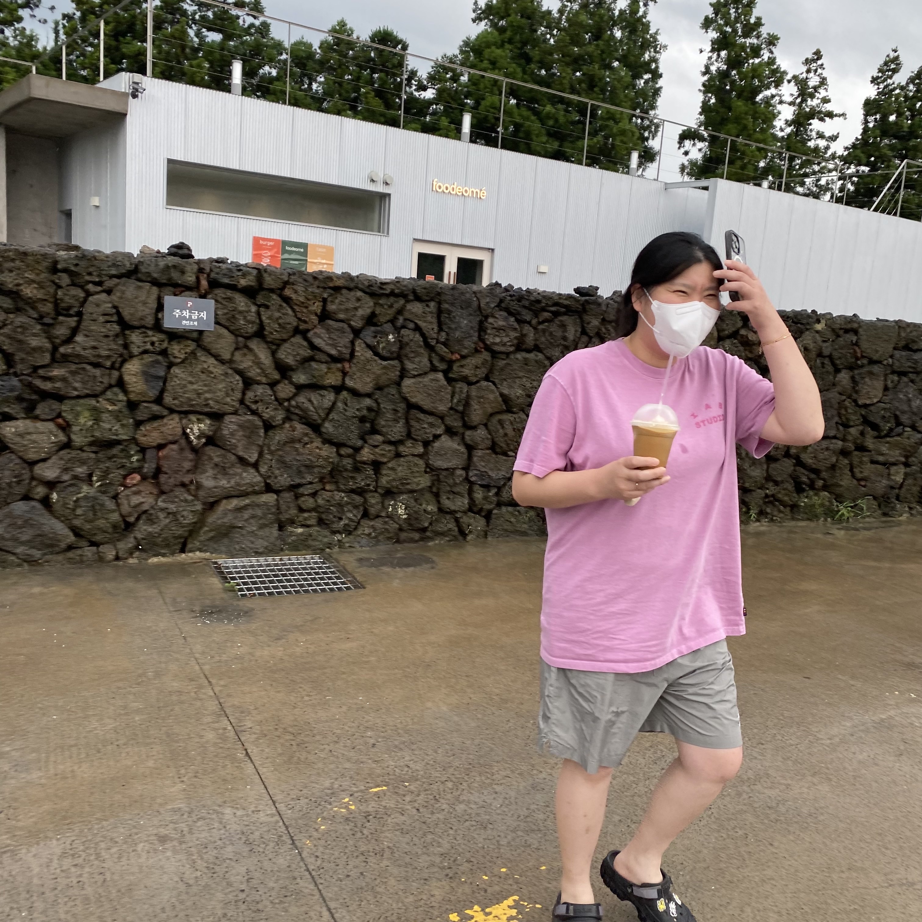 IAB Studio Pigment T-Shirt Magenta, IAB Studio Woven Shorts Gray 착용 스타일 - 3