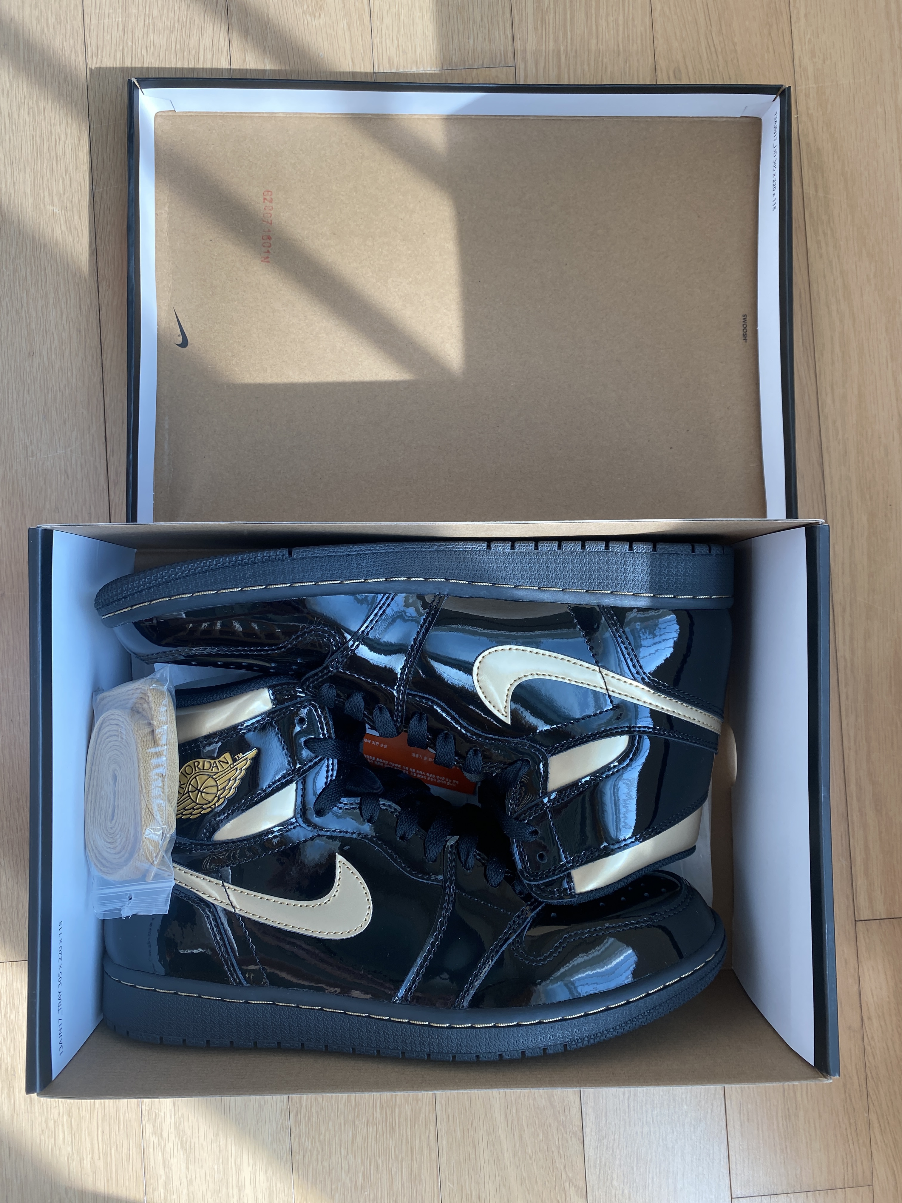 Jordan 1 Retro High OG Metallic Gold 착용 스타일
