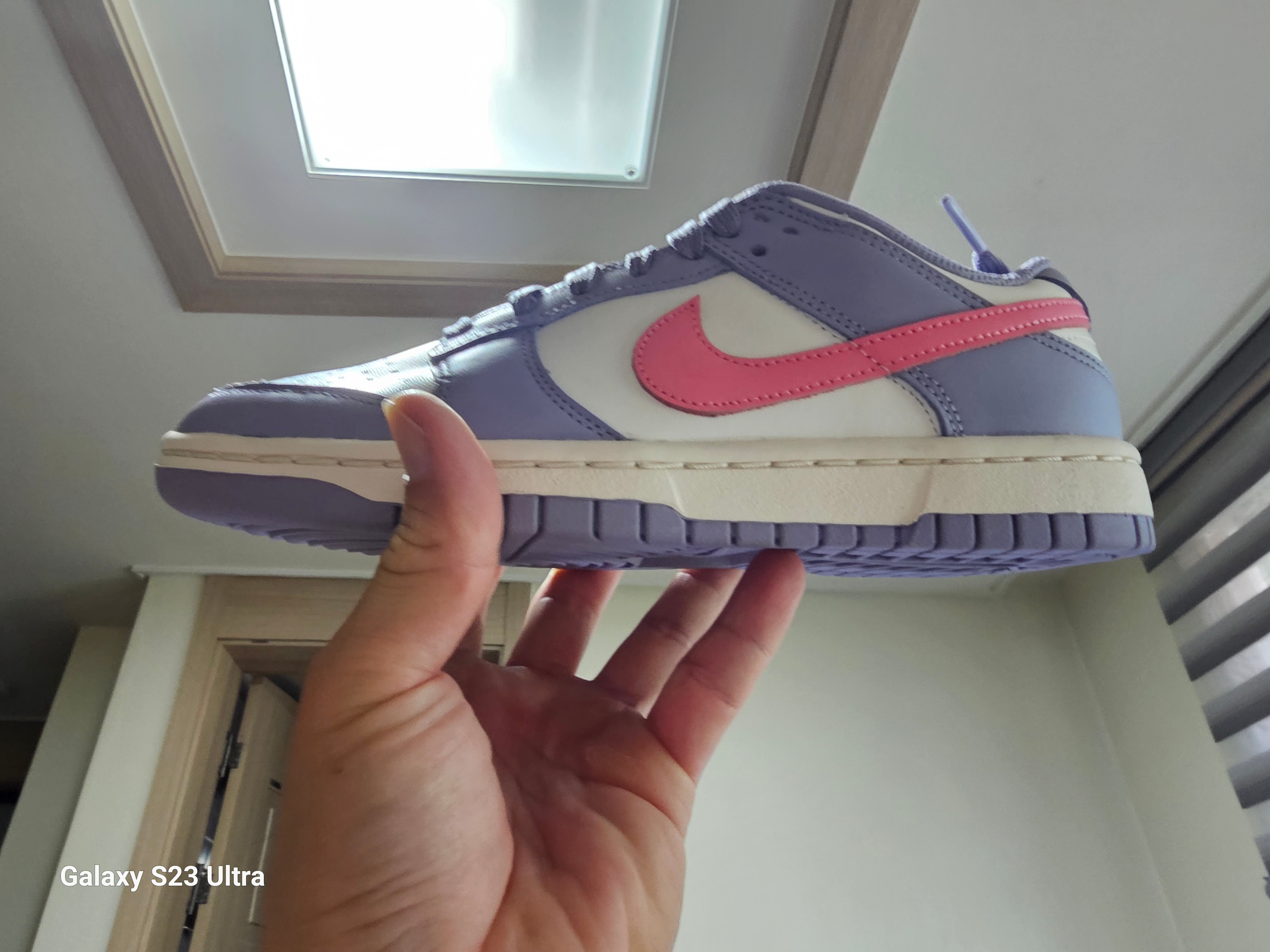 (W) Nike Dunk Low Indigo Haze Coral Chalk 착용 스타일 - 3
