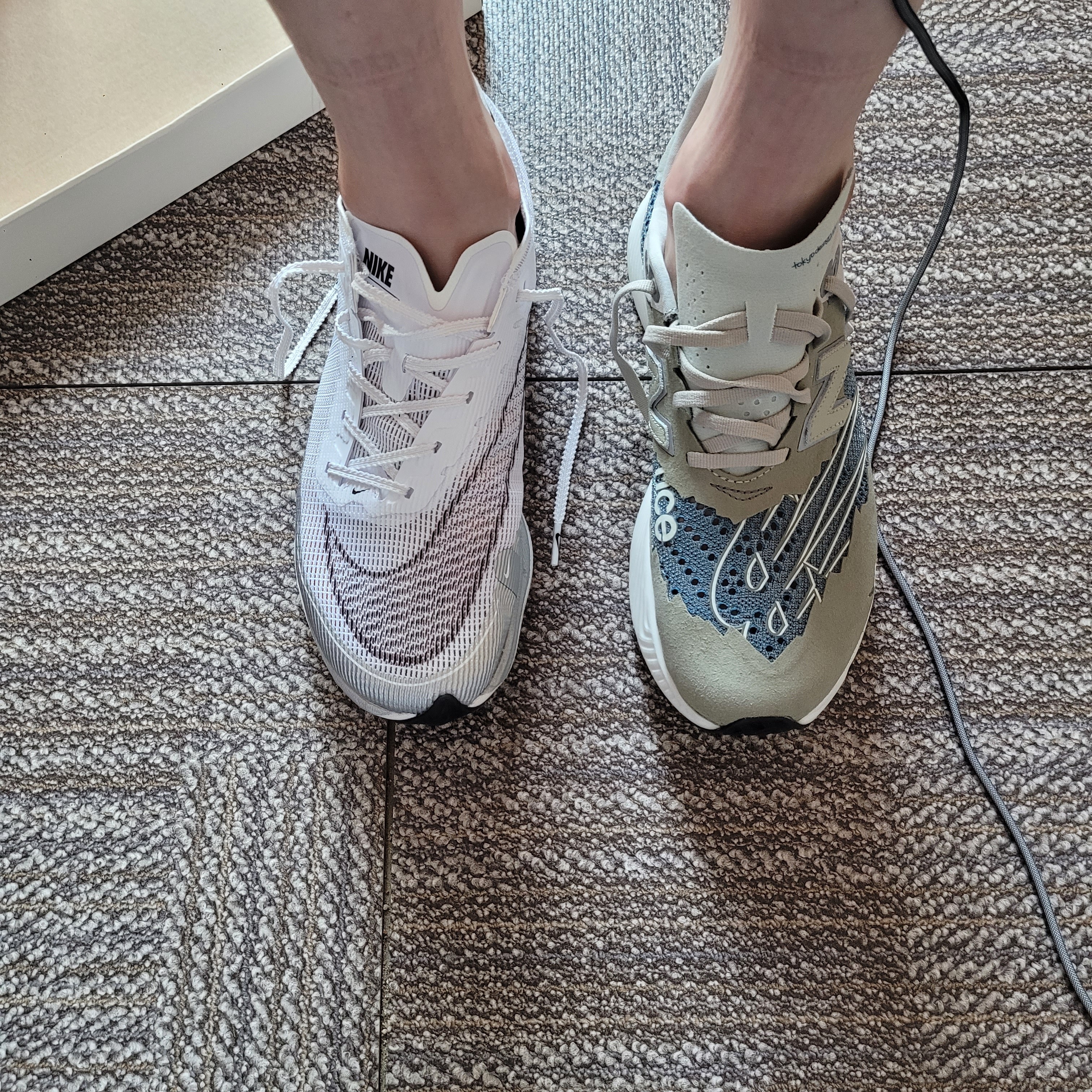 Nike ZoomX Vaporfly Next% 2 White Metallic Silver, New Balance x Tokyo Design Studio FuelCell RC Elite v2 Blue Vetiver 착용 스타일 - 2