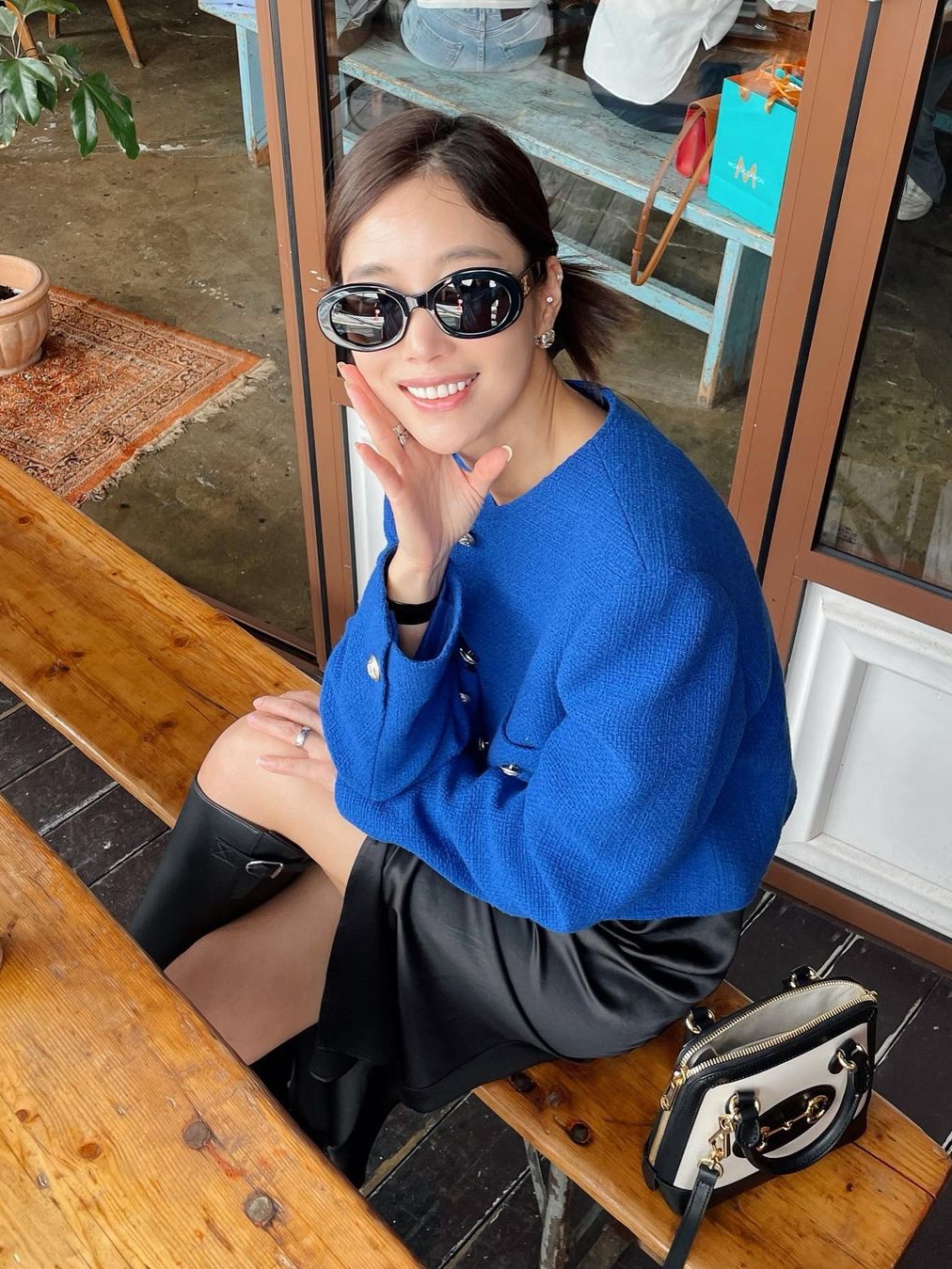 (W) Celine Triomphe 01 Sunglasses in Acetate Black 착용 스타일