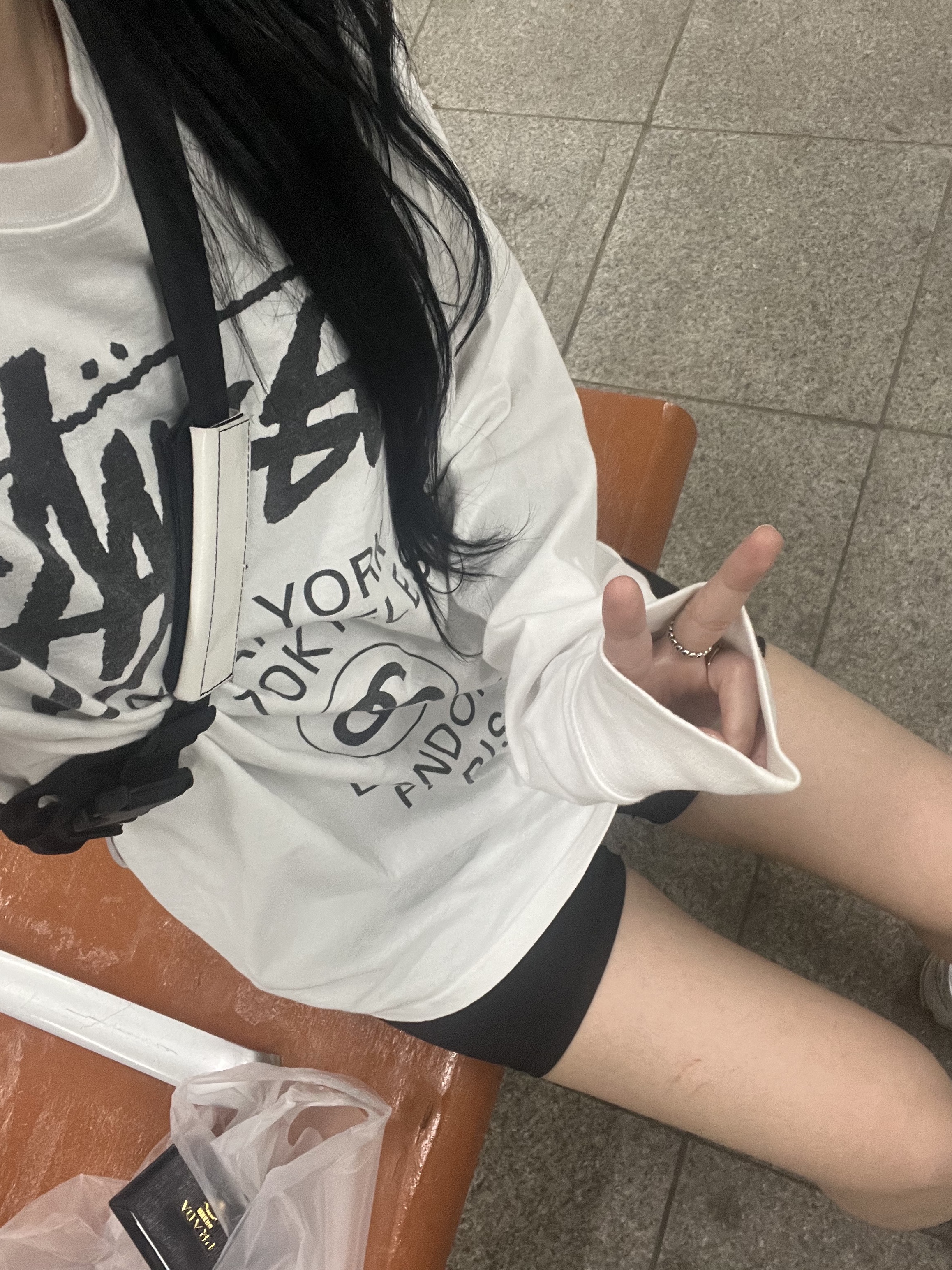 Prada Vitello Move Saffiano Leather Card Holder Black, Stussy World Tour LS T-Shirt White 착용 스타일