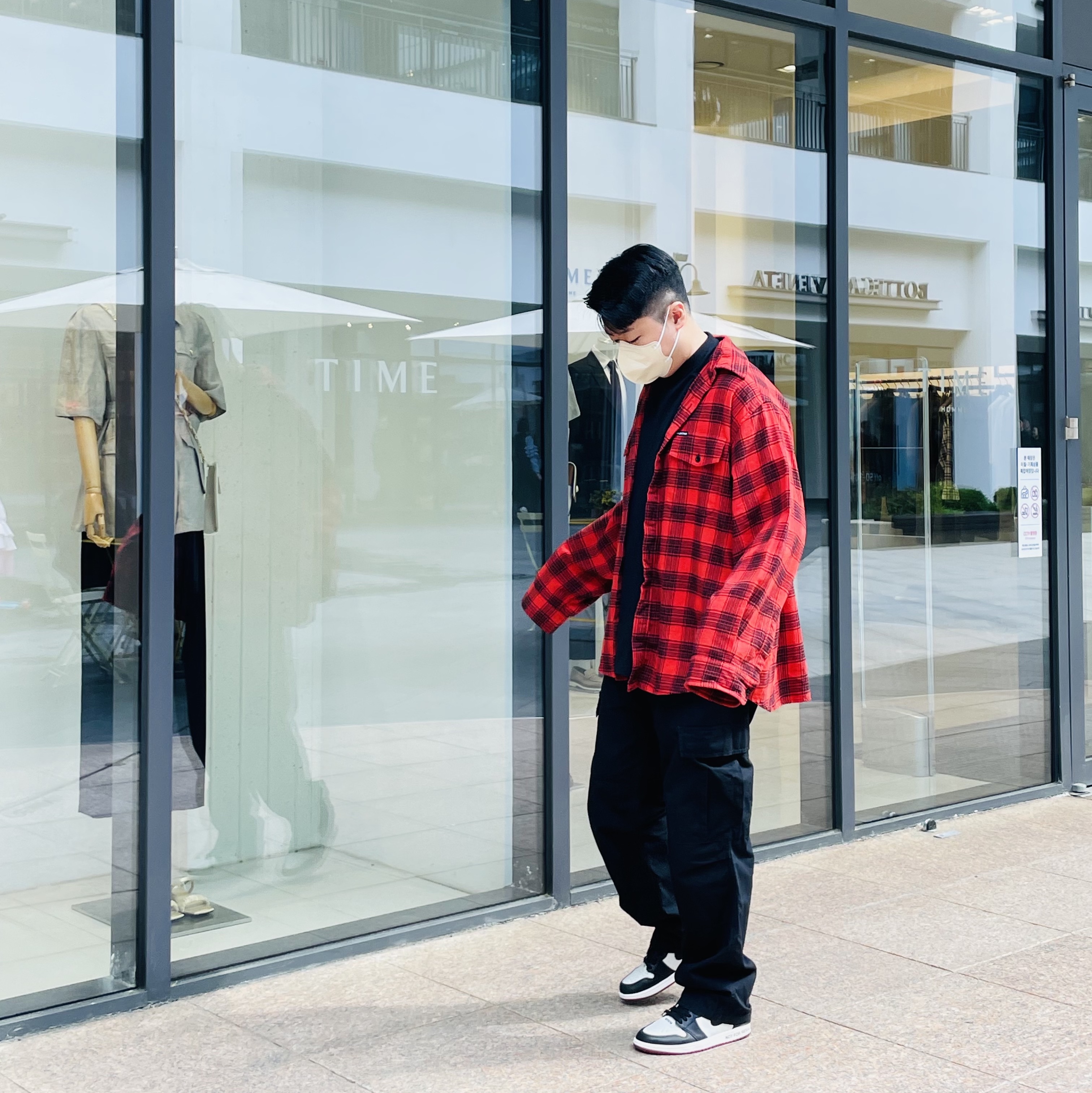 Jordan 1 Retro High Not for Resale Varsity Red, Balenciaga Trompe L'oeil Oversized Shirt Red 착용 스타일 - 2
