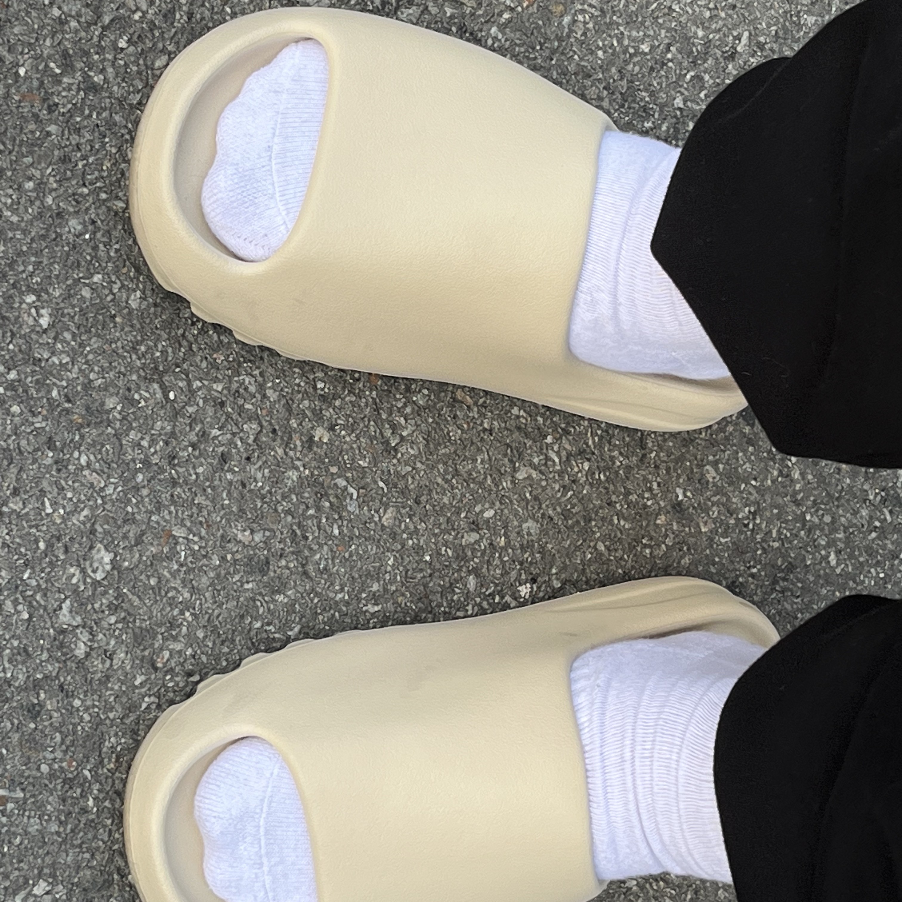 Adidas Yeezy Slide Bone 2022/2023, Crocs x Salehe Bembury Pollex Clog Stratus 착용 스타일 - 4
