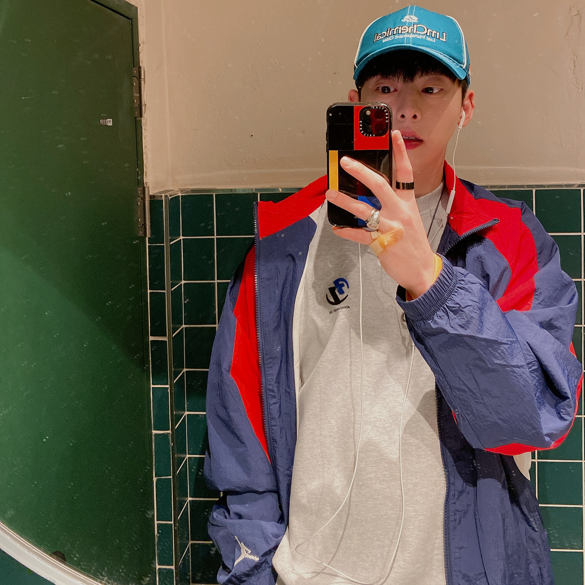 Zara x Ader Error Oversize Sweatshirt Grey, Jordan x Trophy Room Wooven Jacket Midnight Navy - Asia 착용 스타일