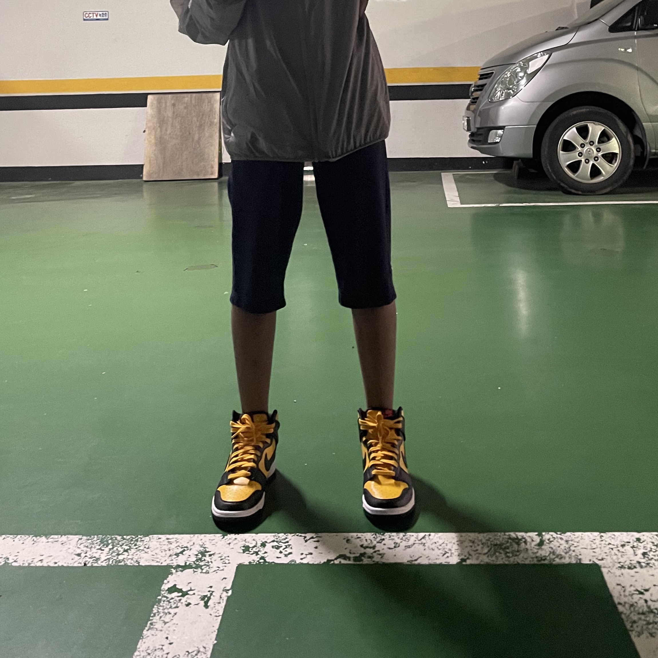 Nike Dunk High Retro University Gold and Black 착용 스타일