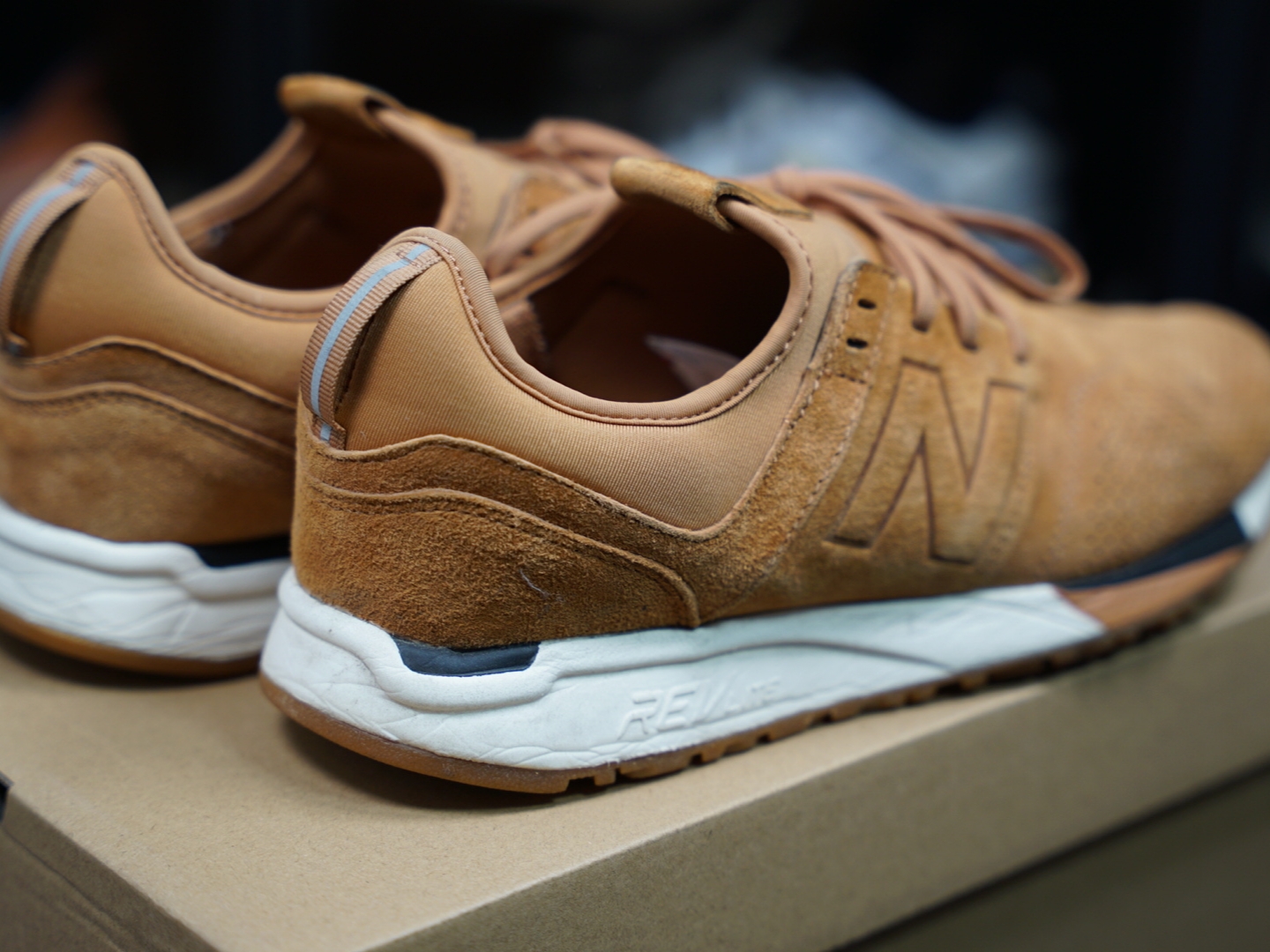 New Balance 247 Brown Luxe 착용 스타일 - 3
