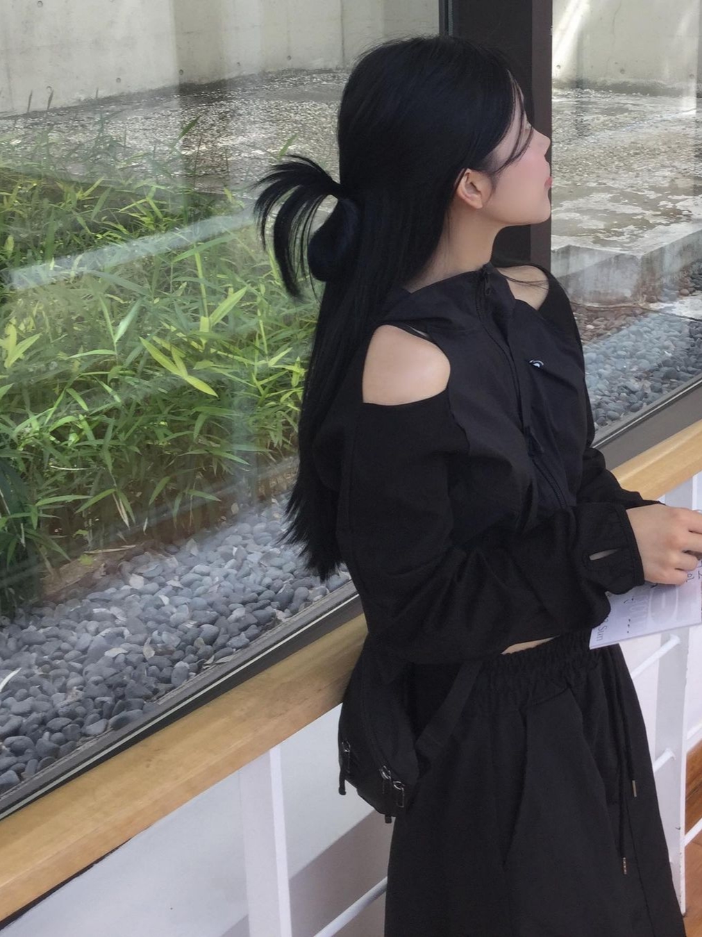 아트오브필드 오프숄더 후드 자켓 블랙, 아크테릭스 맨티스 1 웨이스트팩 블랙 착용 스타일 - 1