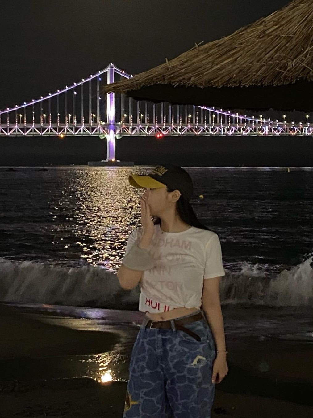 [KREAM 단독] Safarispot Women 1/2 Highway Inn T-Shirt White Red 착용 스타일