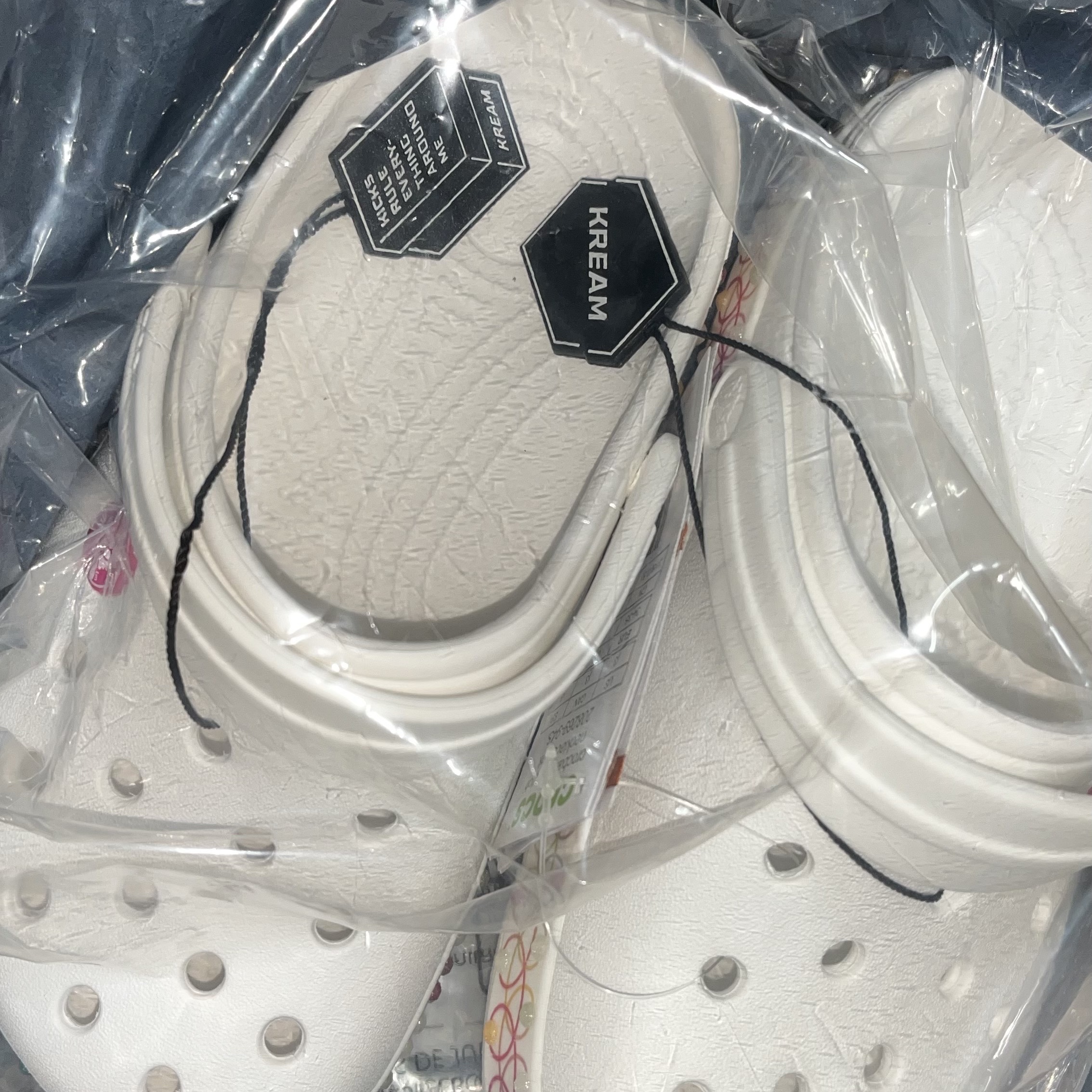 (Kids) Crocs Crocband Stretch Necklace Clog White 착용 스타일 - 1