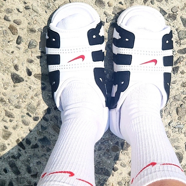 Nike Air More Uptempo Slide White Black 착용 스타일