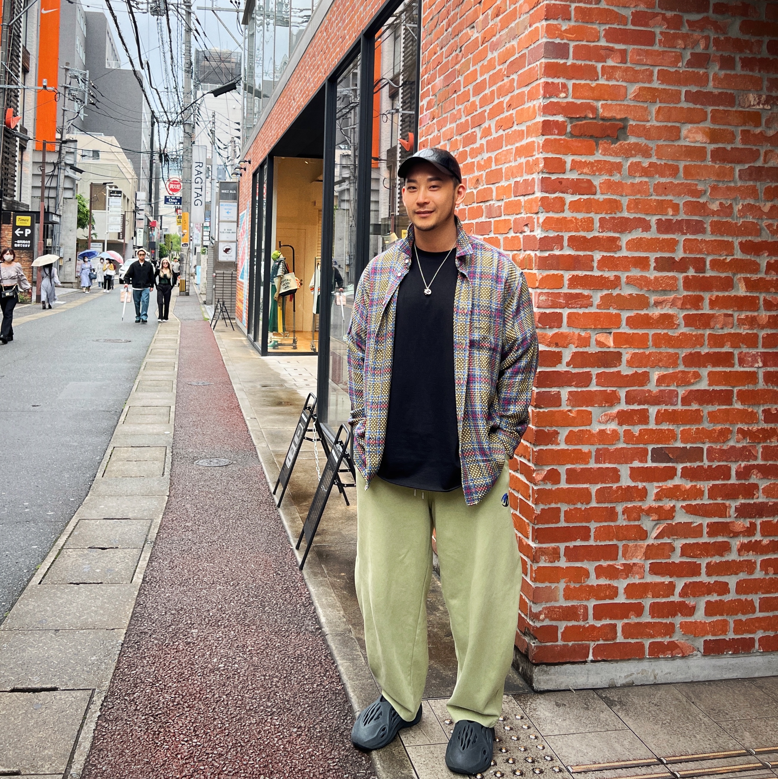 Adidas Yeezy Foam RNNR Mineral Blue, Zara x Ader Error Jogger Pants Light Green 착용 스타일