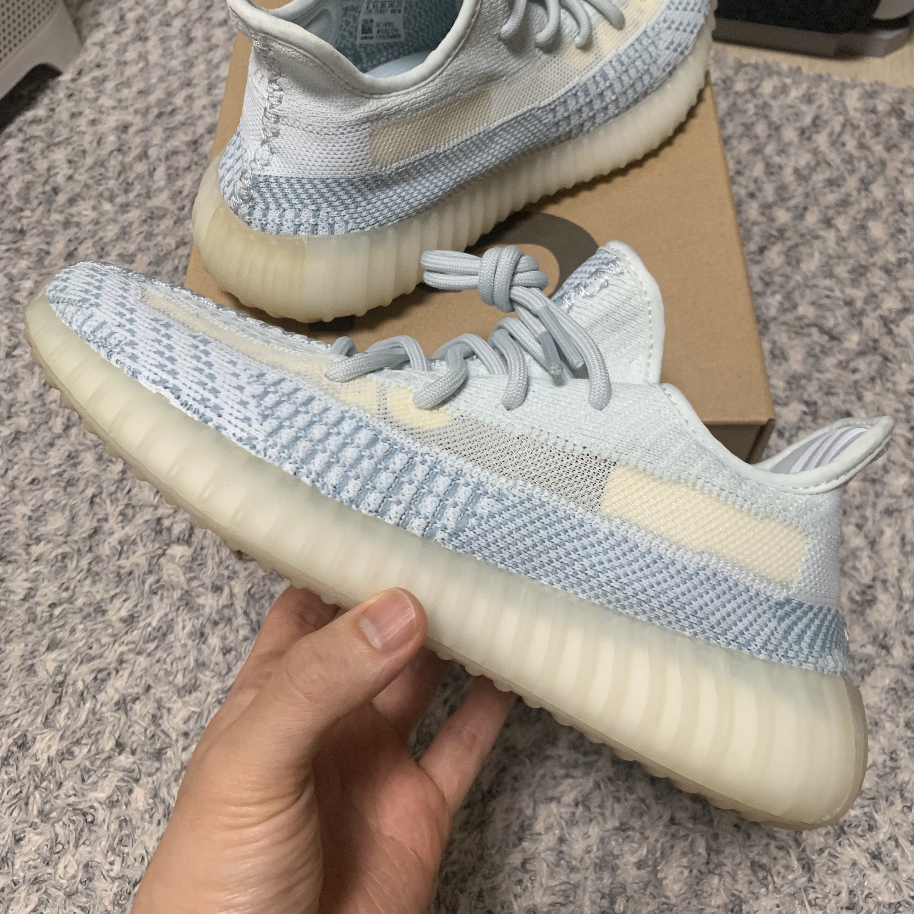 Adidas Yeezy Boost 350 V2 Cloud White - Non-Reflective 착용 스타일