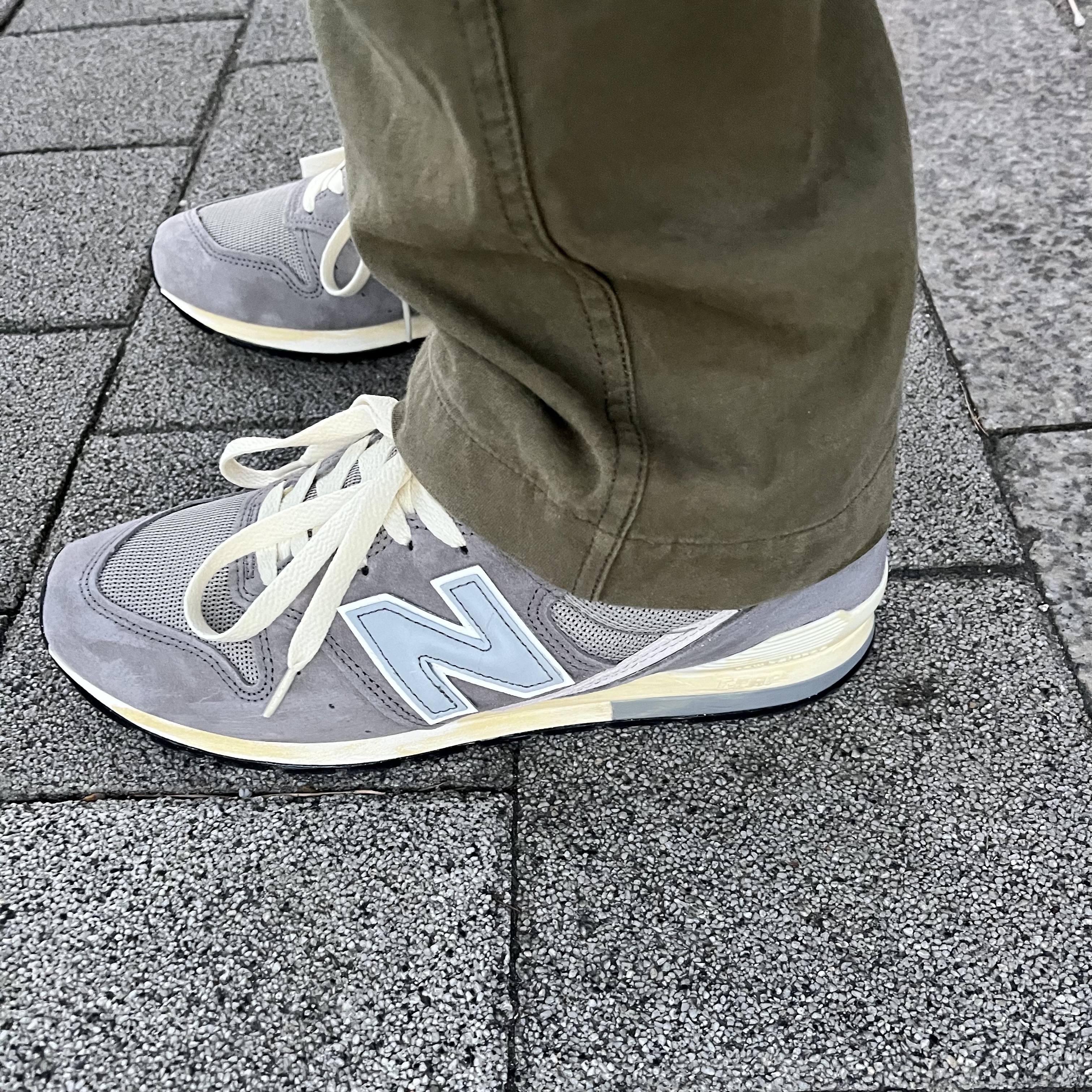 New Balance 996 Vintage Grey 착용 스타일