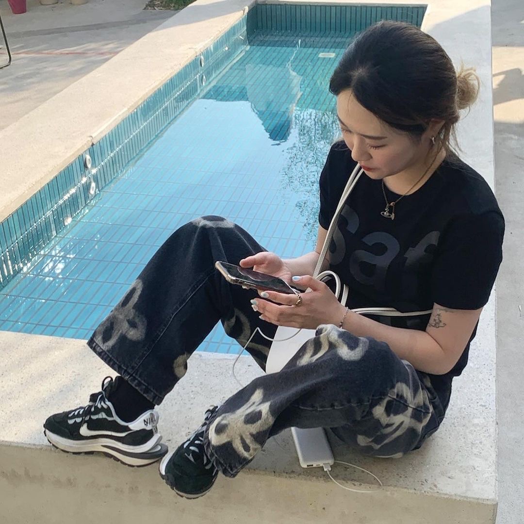 Vivienne Westwood Mayfair Bas Relief Pendant Silver, [KREAM 단독] Safarispot 1/2 Basic Safari T-Shirt Black 착용 스타일 - 1