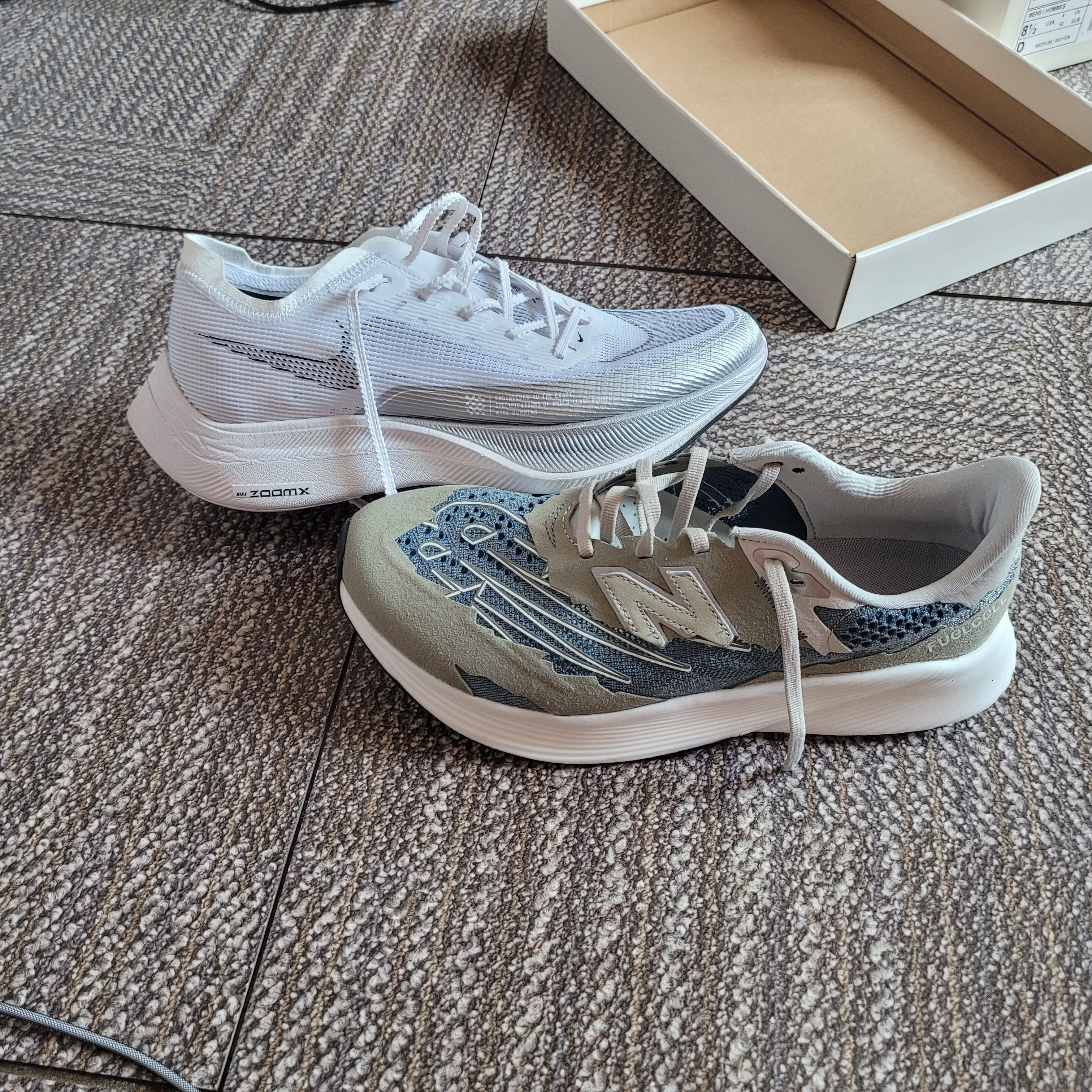 Nike ZoomX Vaporfly Next% 2 White Metallic Silver, New Balance x Tokyo Design Studio FuelCell RC Elite v2 Blue Vetiver 착용 스타일 - 1