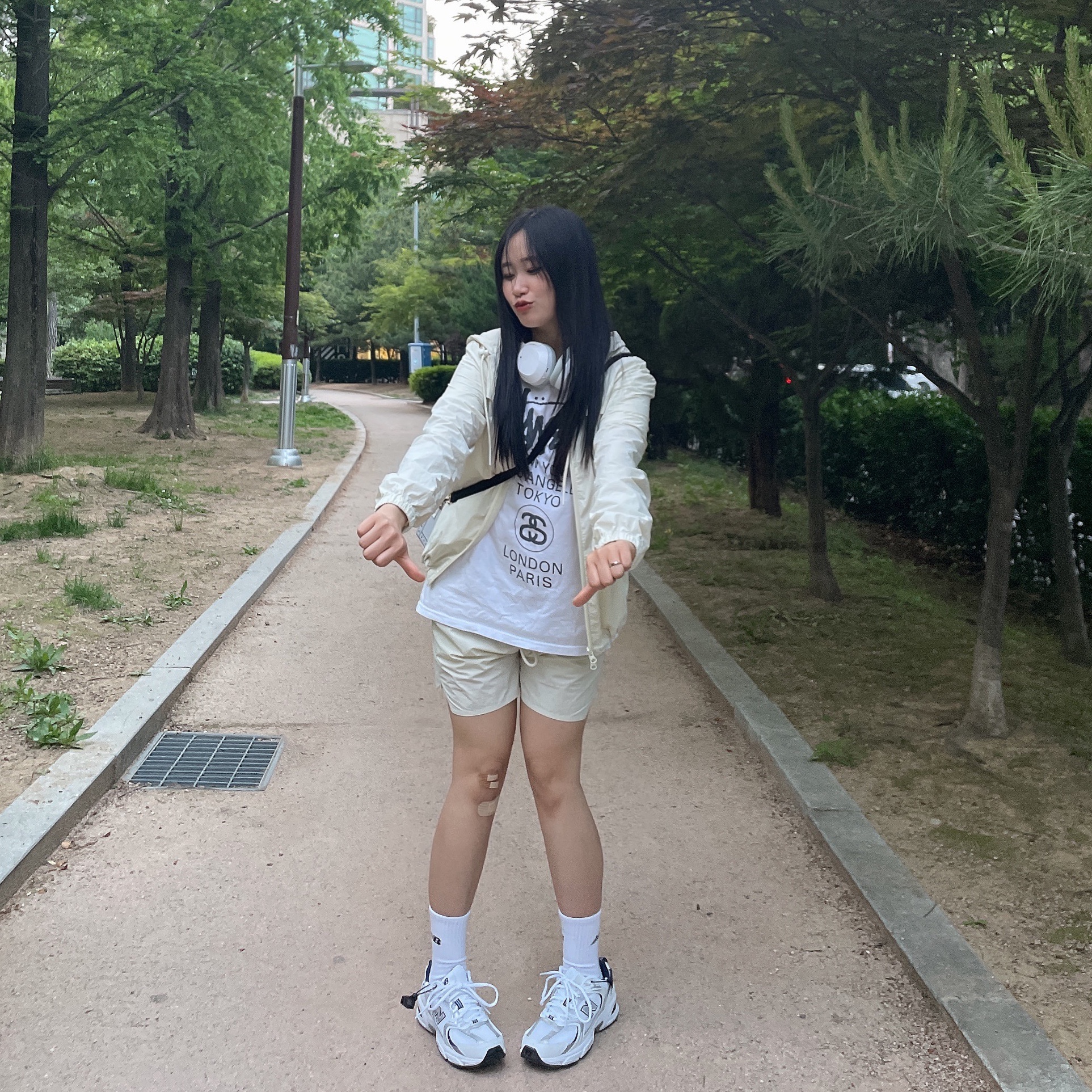 New Balance 530 White, Stussy World Tour T-Shirt White 2023 착용 스타일 - 2