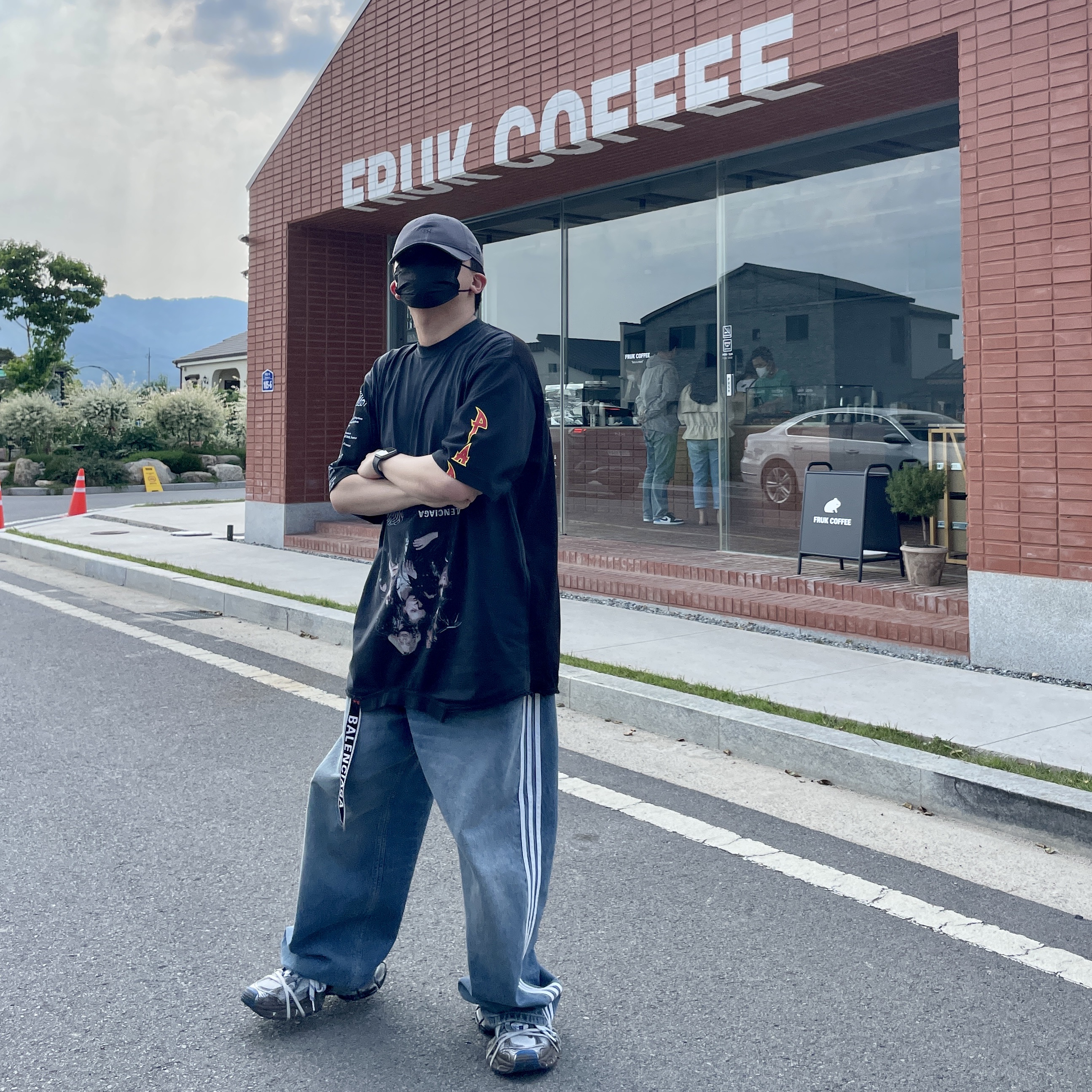 Balenciaga Oversized Speed Hunter Upside Down T-Shirt Black, Balenciaga 3XL Sneakers Worn Out Grey White Blue 착용 스타일 - 2
