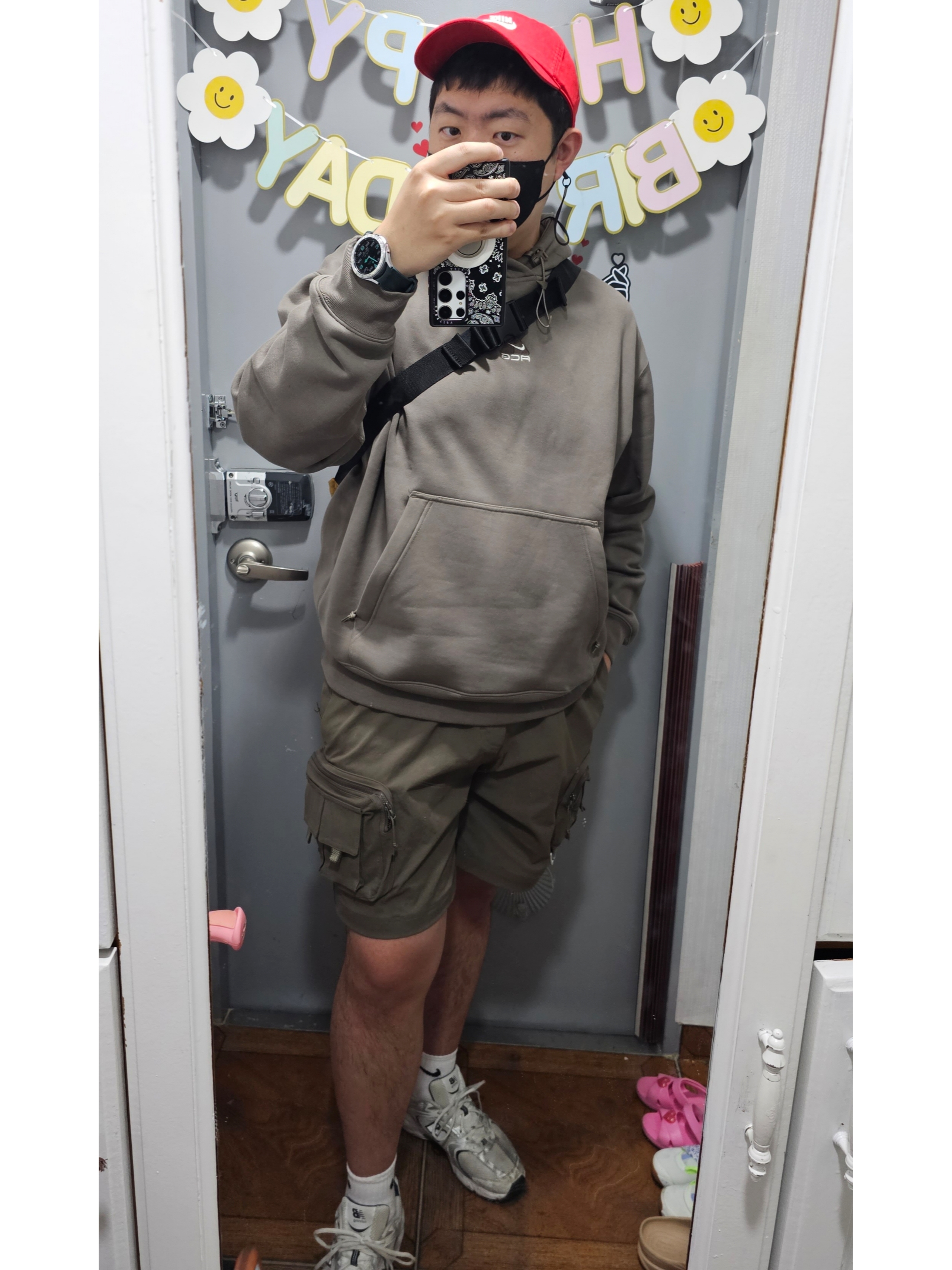 Nike ACG Cargo Shorts Ironstone - Asia, Nike ACG Therma-Fit Pullover Fleece Hoodie Olive Grey - Asia 착용 스타일