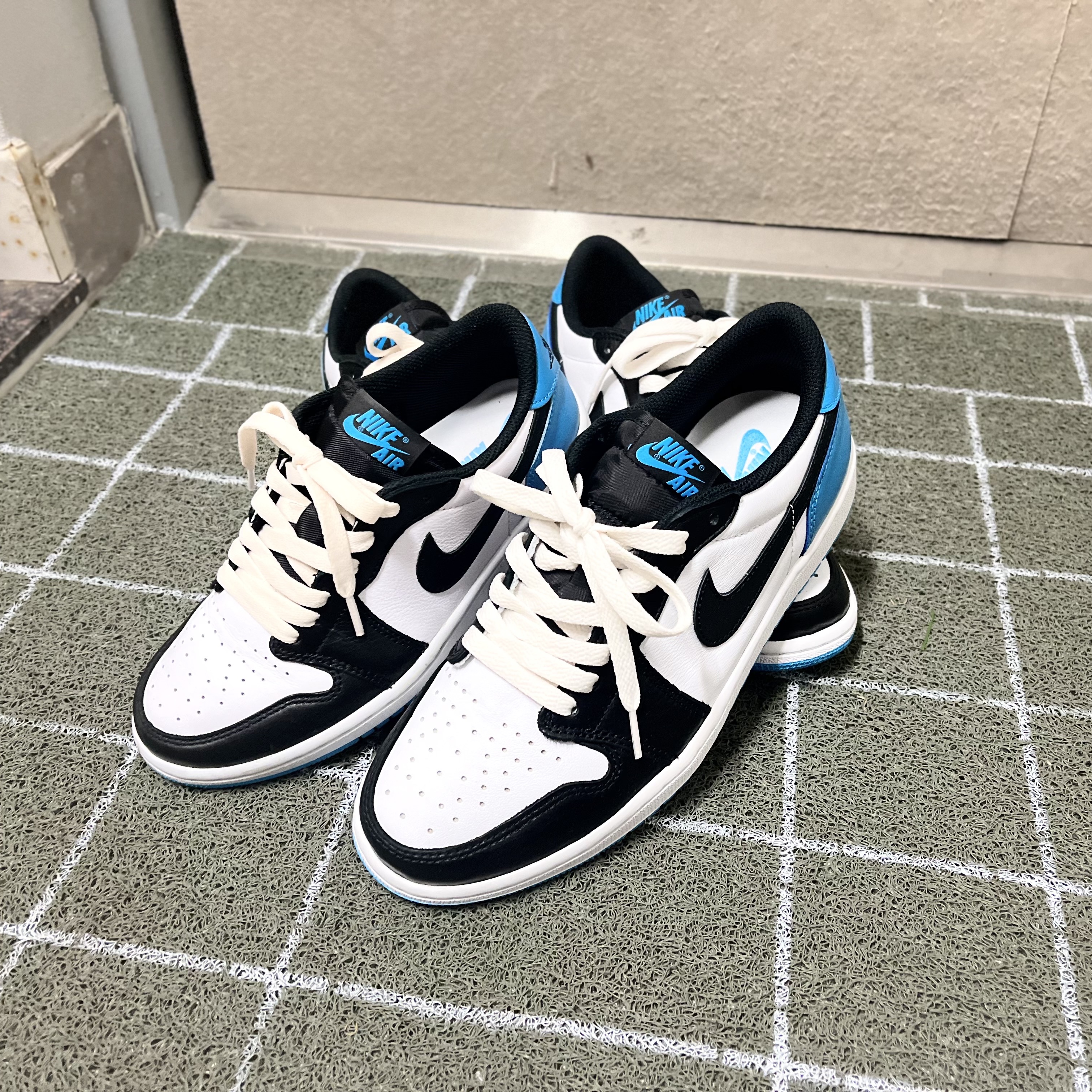 Jordan 1 Retro Low OG Black and Dark Powder Blue 착용 스타일