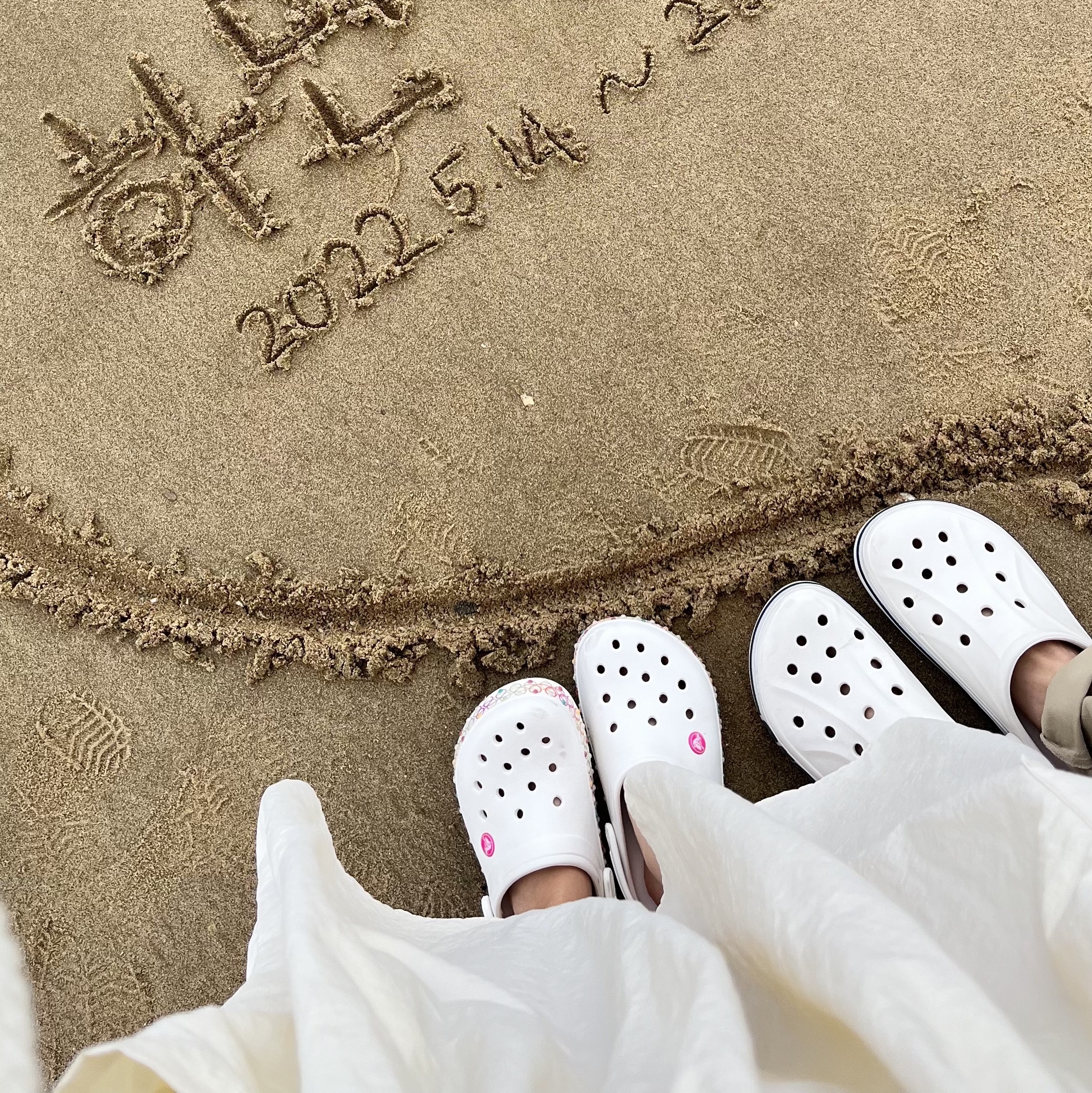 (Kids) Crocs Crocband Stretch Necklace Clog White 착용 스타일 - 3