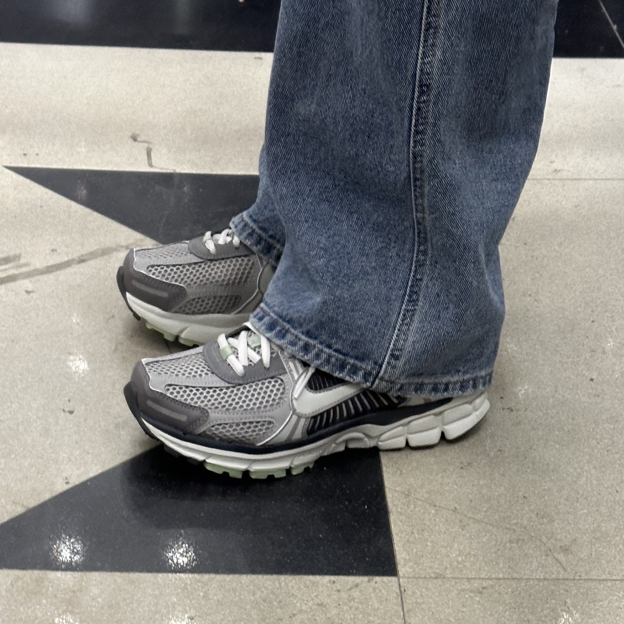 (W) Nike Zoom Vomero 5 Cobblestone and Flat Pewter 착용 스타일 - 2