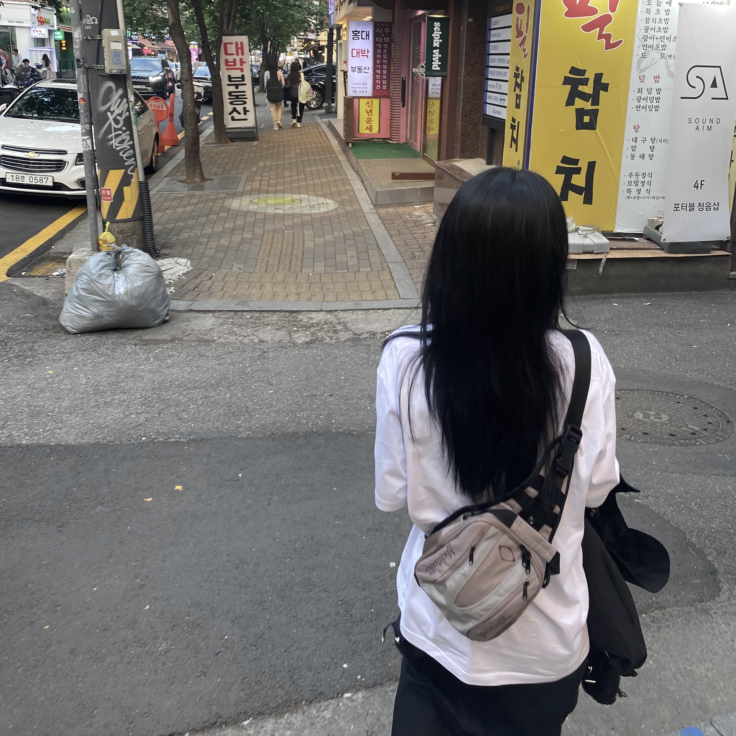 Mischief Rhombus Sling Bag Pink Grey 착용 스타일