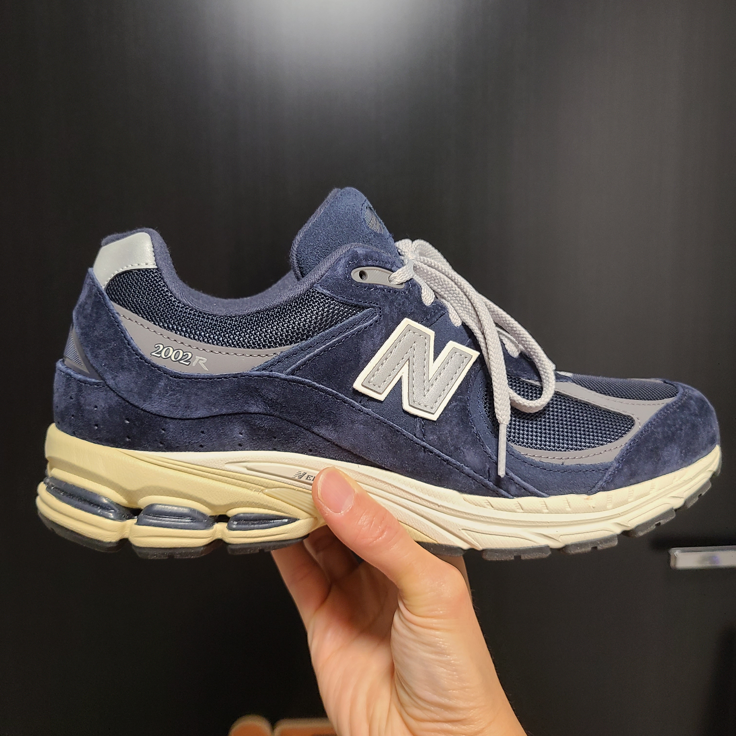 New Balance 2002R Eclipse Castlerock 착용 스타일