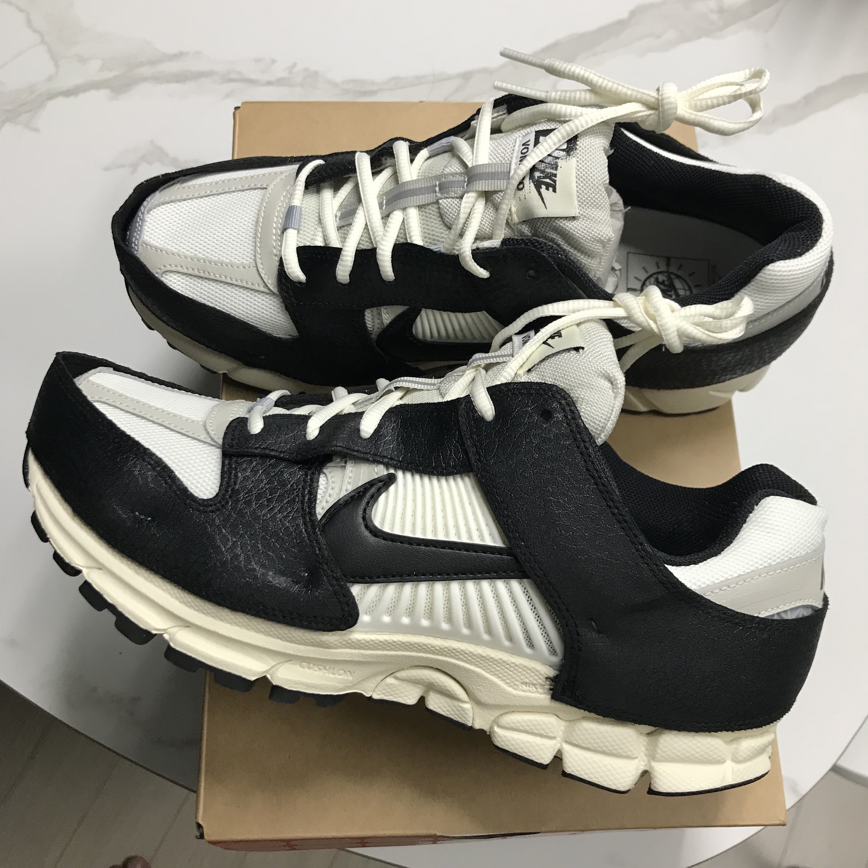 (W) Nike Zoom Vomero 5 Wolf Grey and Black 착용 스타일