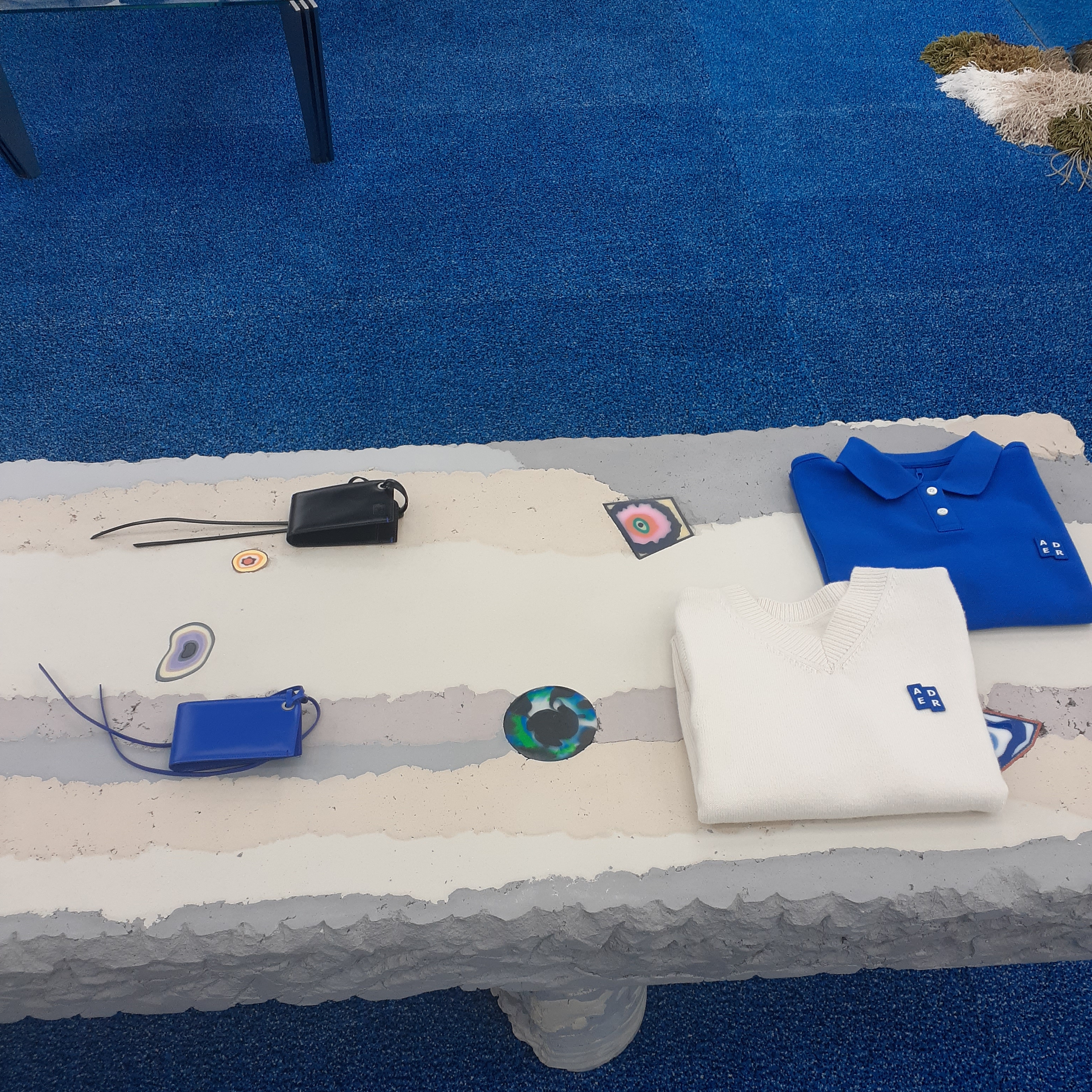 Ader Error Sig; TRS Tag Polo T-Shirt 01 Off White, Ader Error Sig; TRS Tag Polo T-Shirt 01 Z-Blue 착용 스타일