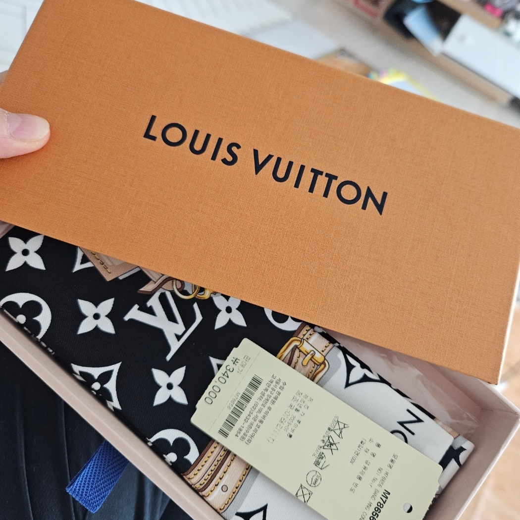 (W) Louis Vuitton Monogram Confidential Bandeau Black 착용 스타일
