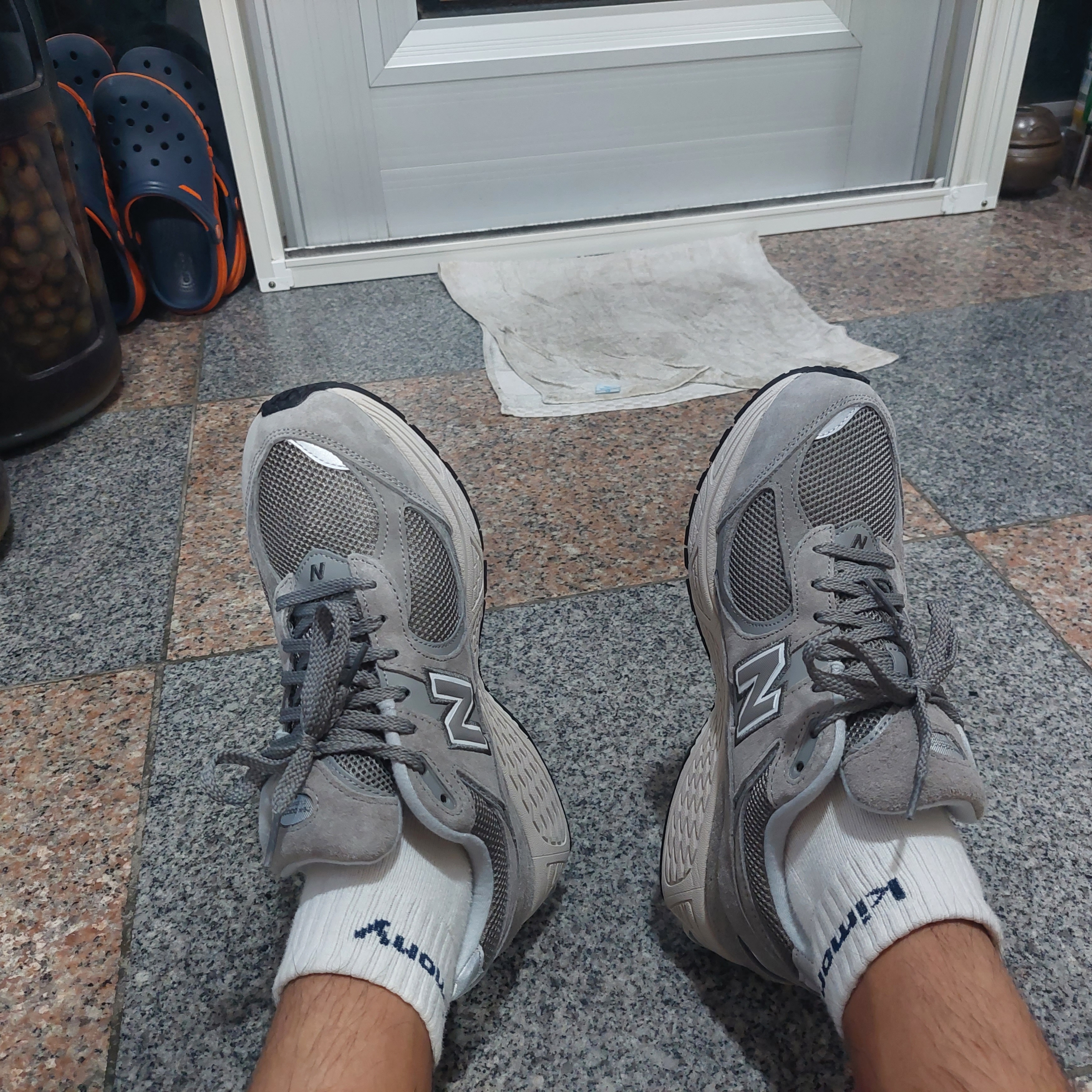 New Balance 2002R Grey 착용 스타일