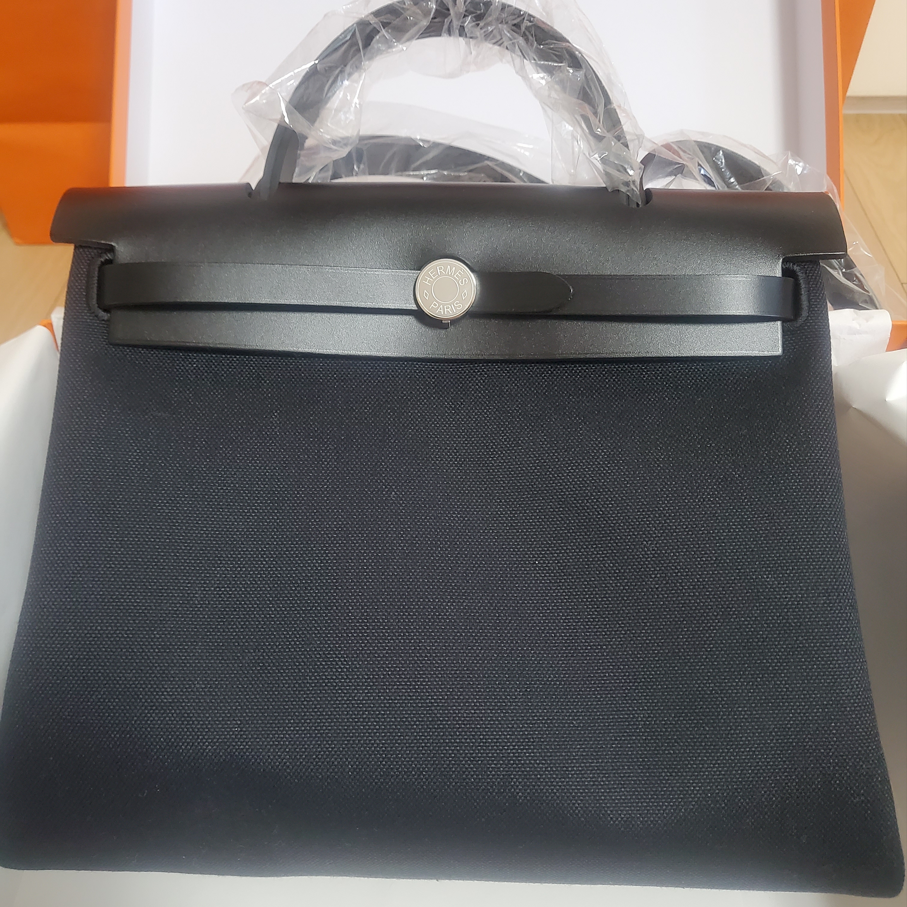Hermes Herbag Zip 31 Bag Military Canvas Hunter Cowhide & Palladium Noir 착용 스타일