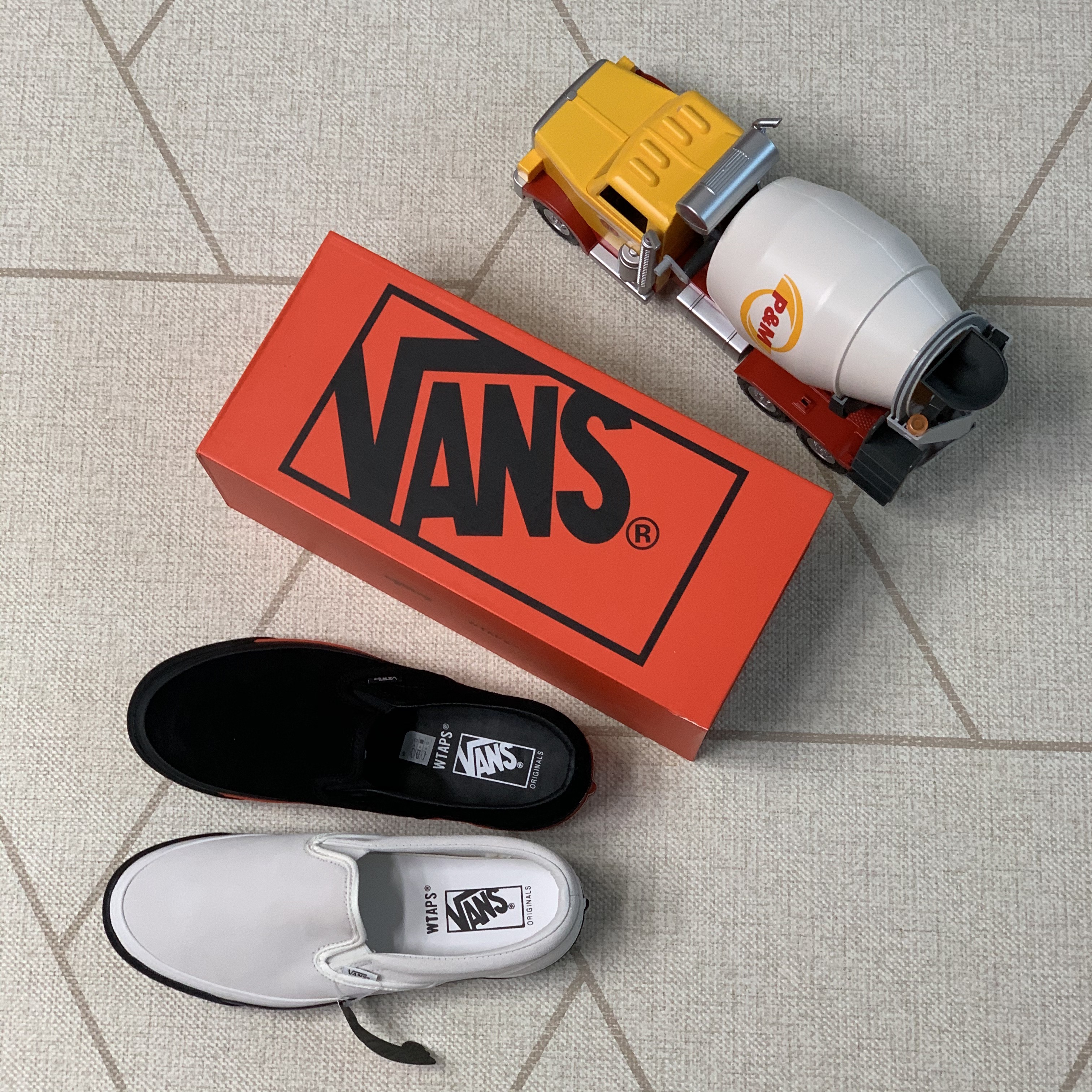Vans Vault x WTAPS Vault Classic Slip-On LX White Black, Vans Vault x WTAPS Vault Classic Slip-On LX Black Orange 착용 스타일